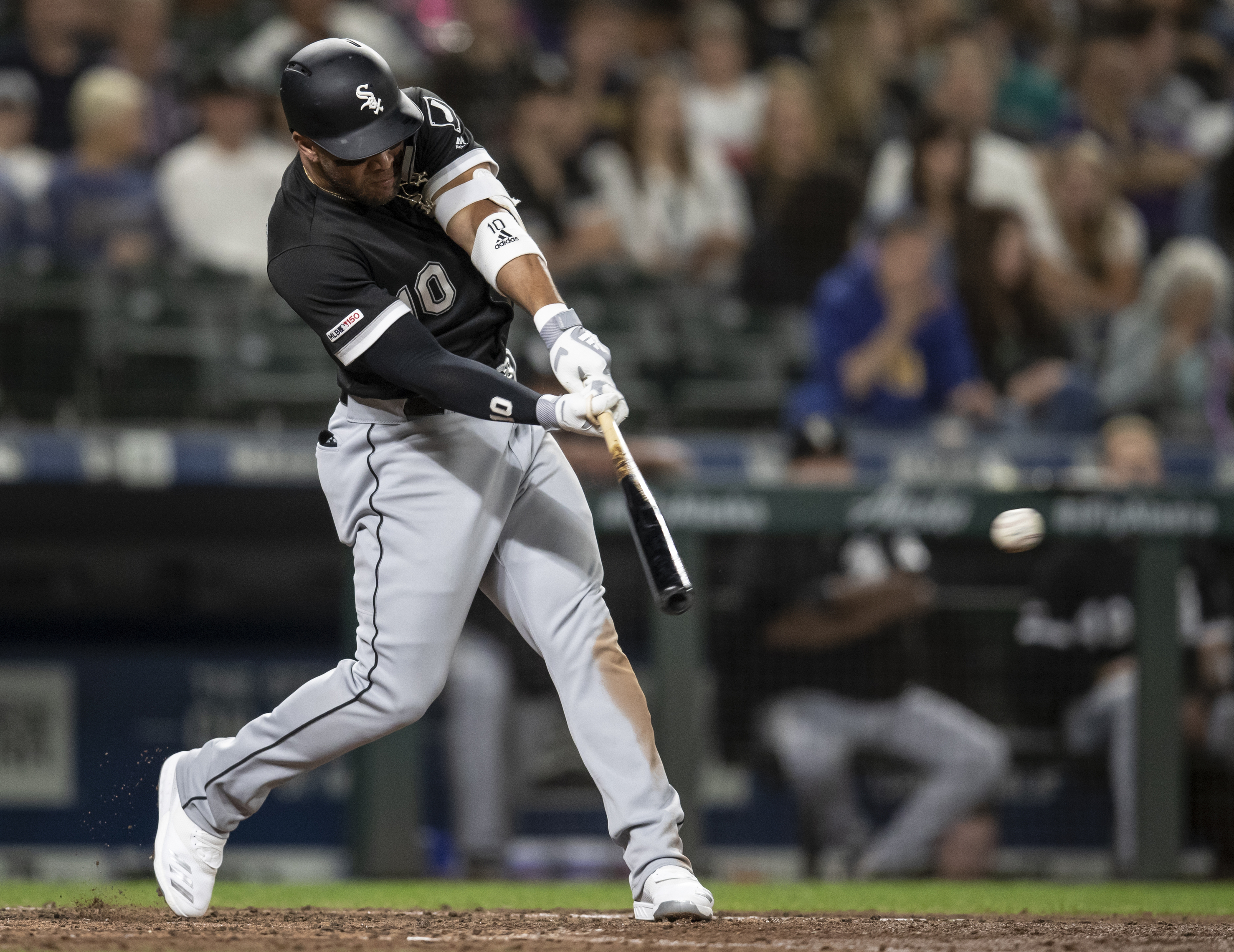 Abreu, Moncada lift White Sox over Mariners 9-7