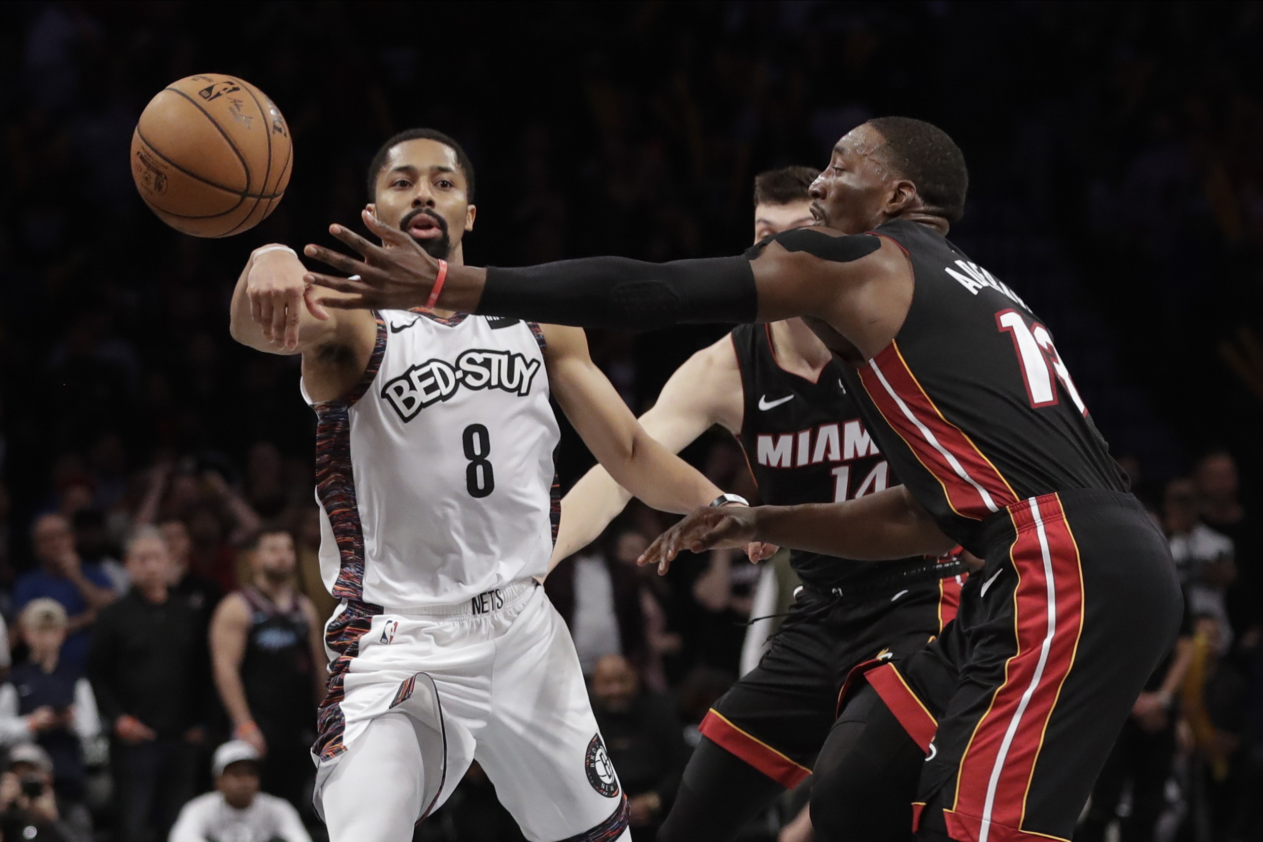 LeBron James posts 35 points, 16 boards, Lakers beat Mavs