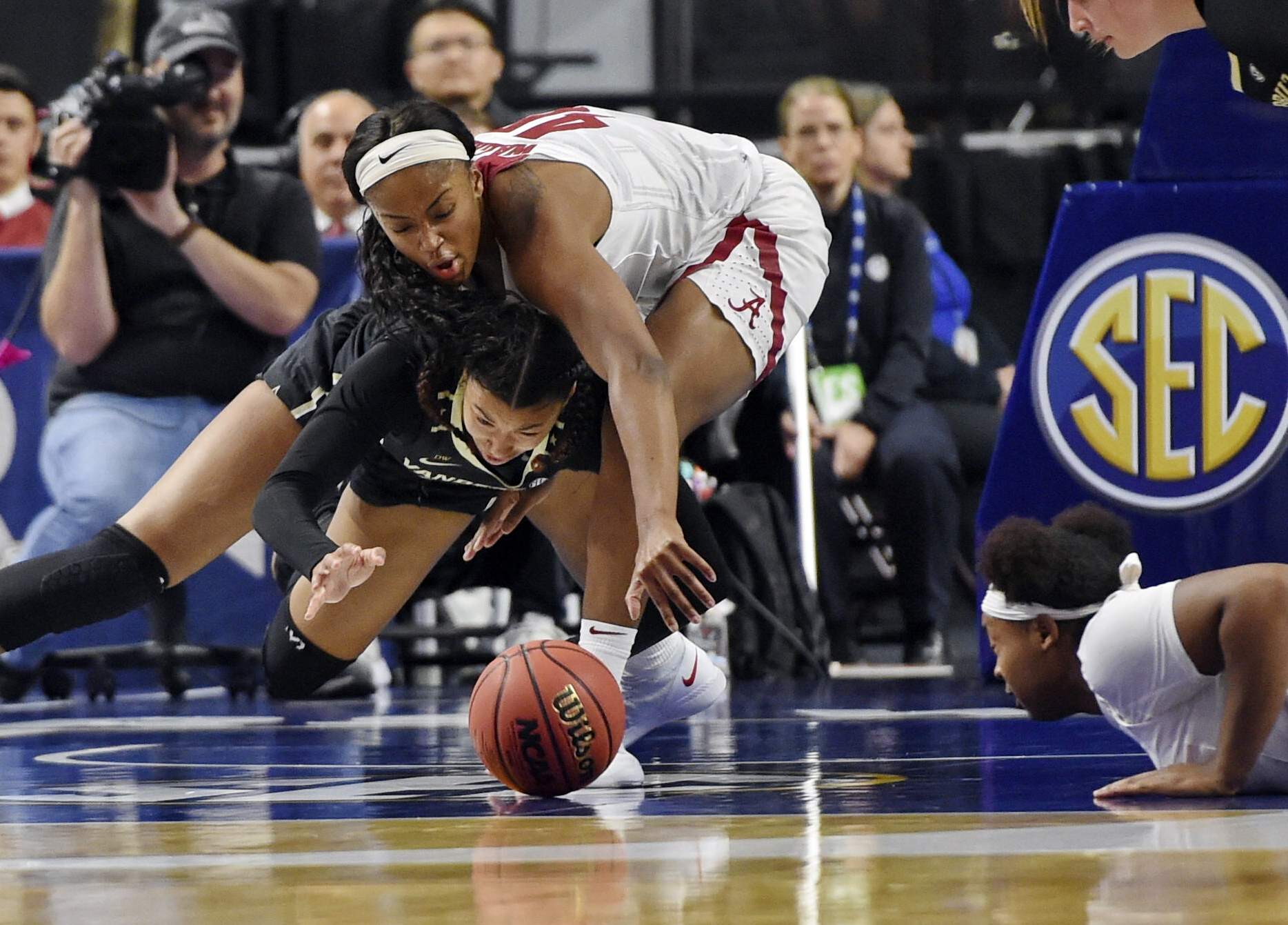 Wade scores 26, Alabama women beat Vandy in SEC tourney