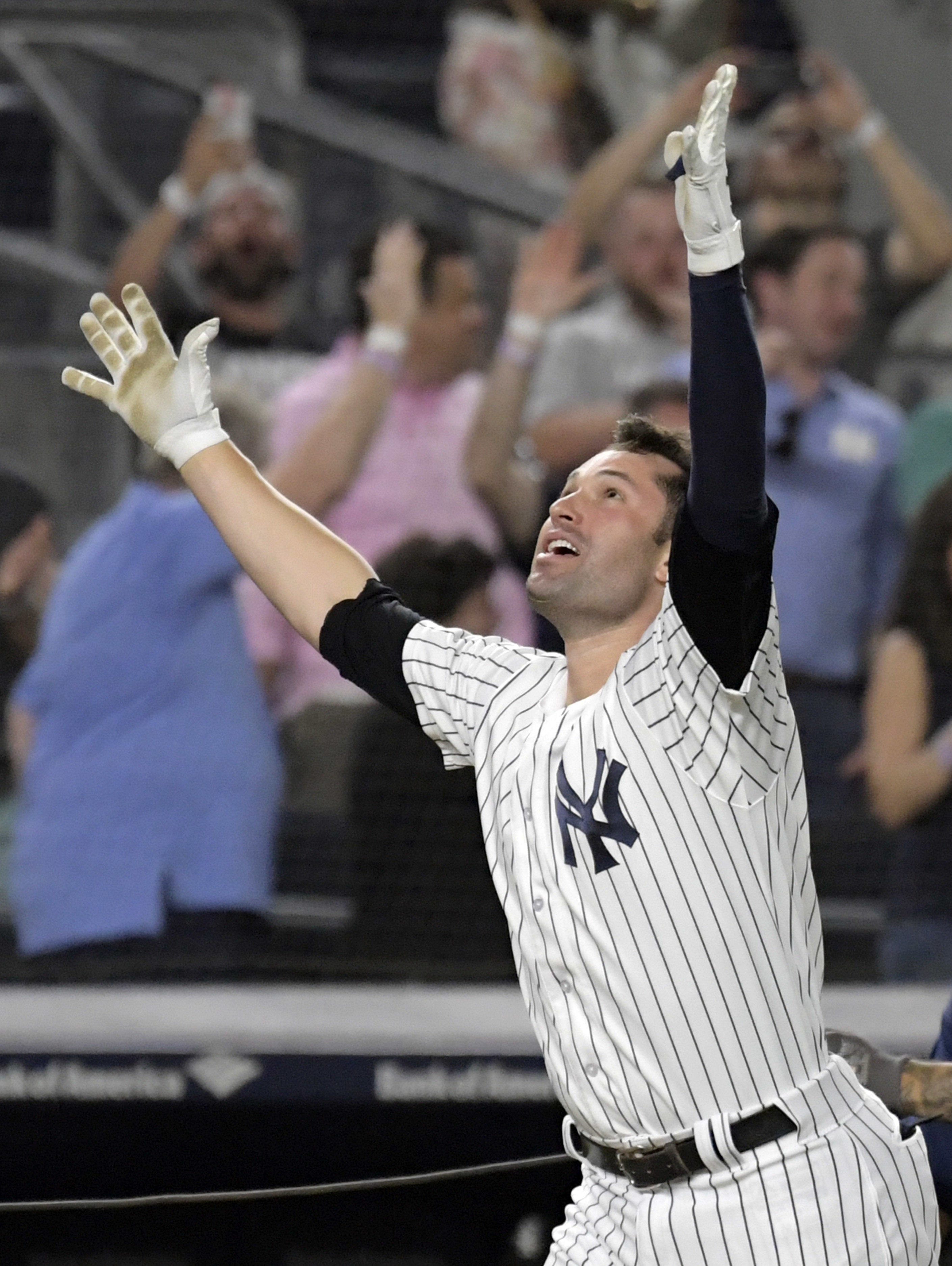 Walker has pinch-hit HR in 9th, Yanks rally past White Sox