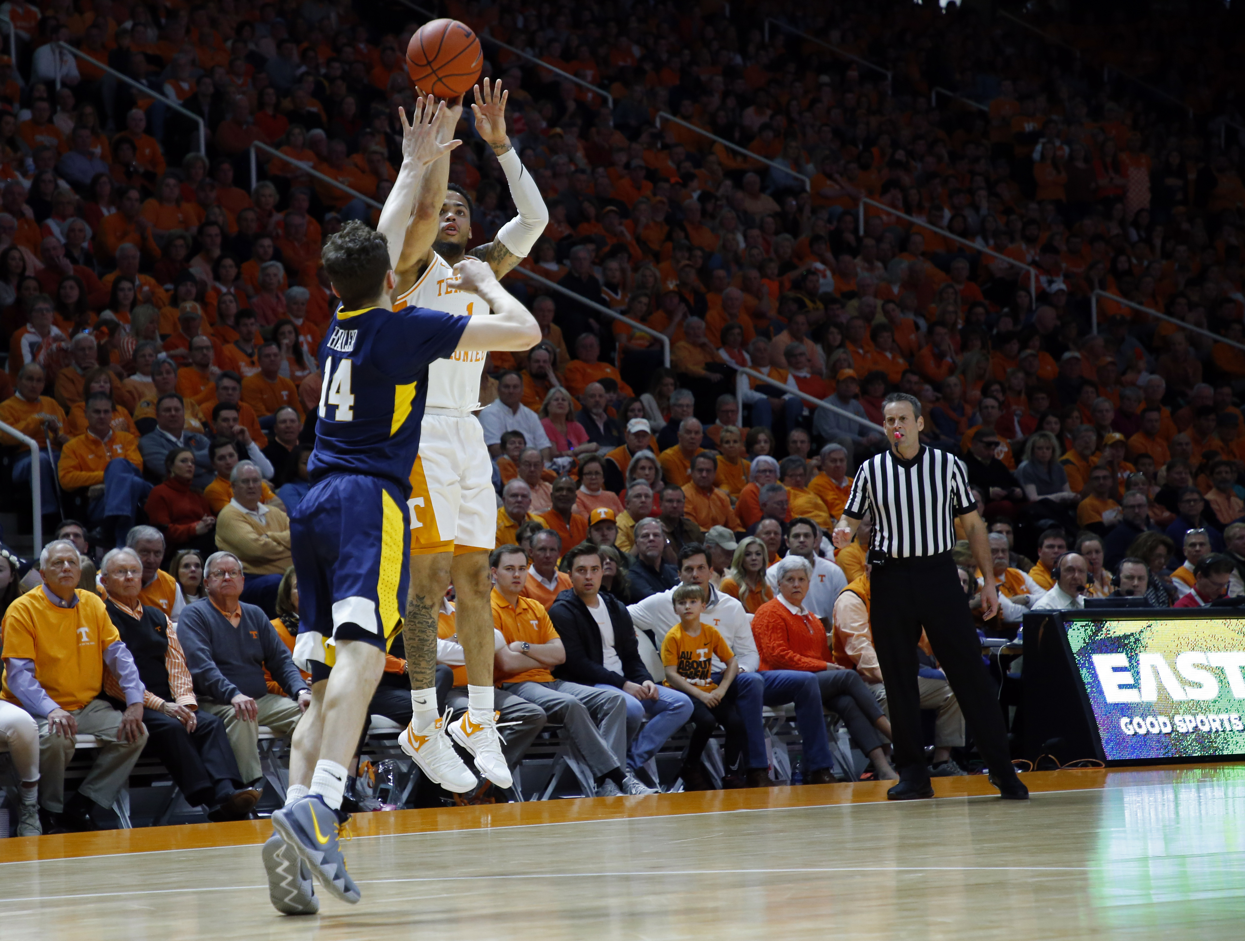 No. 1 Vols beat West Virginia 83-66 for 14th straight win
