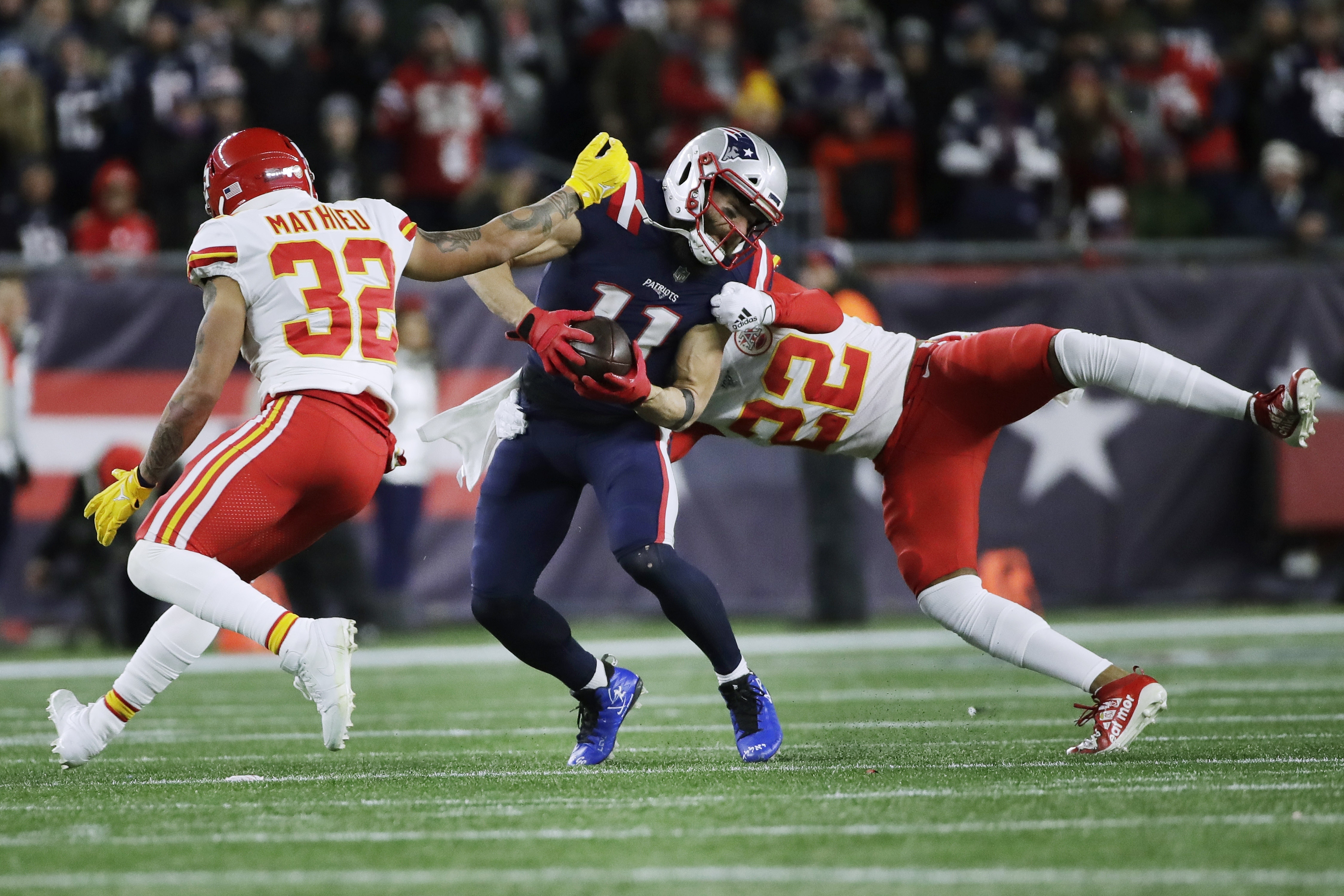 Chiefs lean on defense to beat Patriots in New England