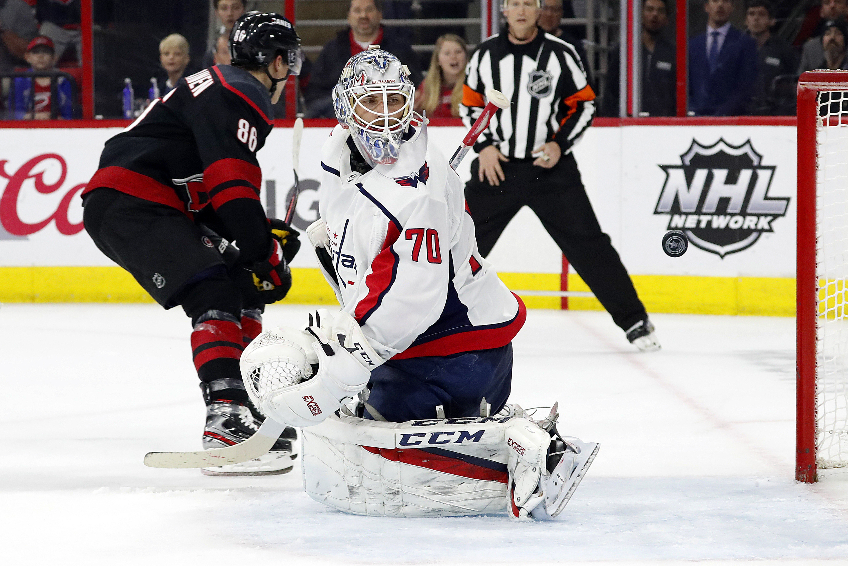 Teravainen, Hurricanes beat Capitals 2-1, even series