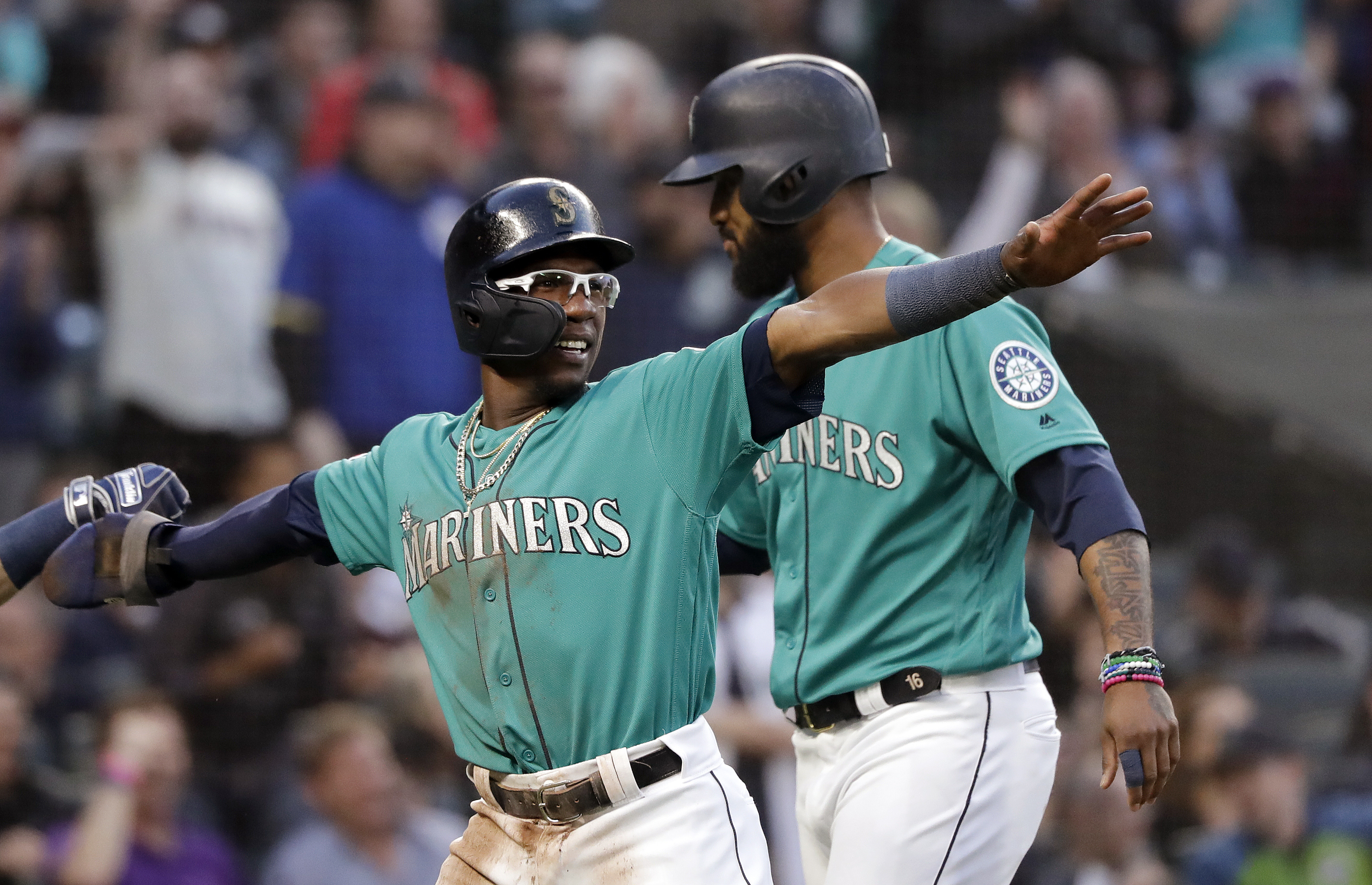 Leake tosses gem, Mariners hit 5 HRs in 14-1 win over Astros