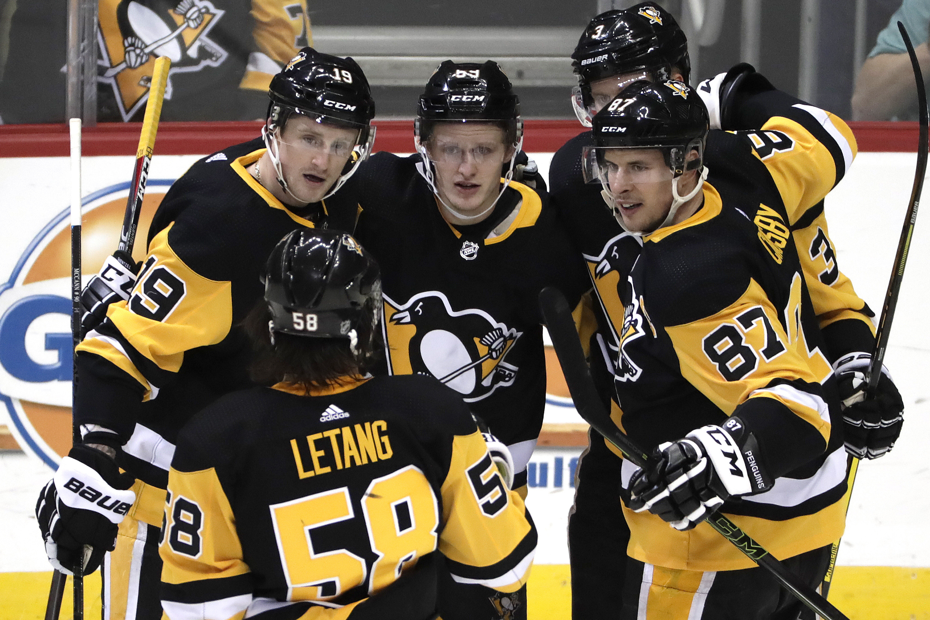 Penguins lock up playoff berth with 4-1 win over Red Wings