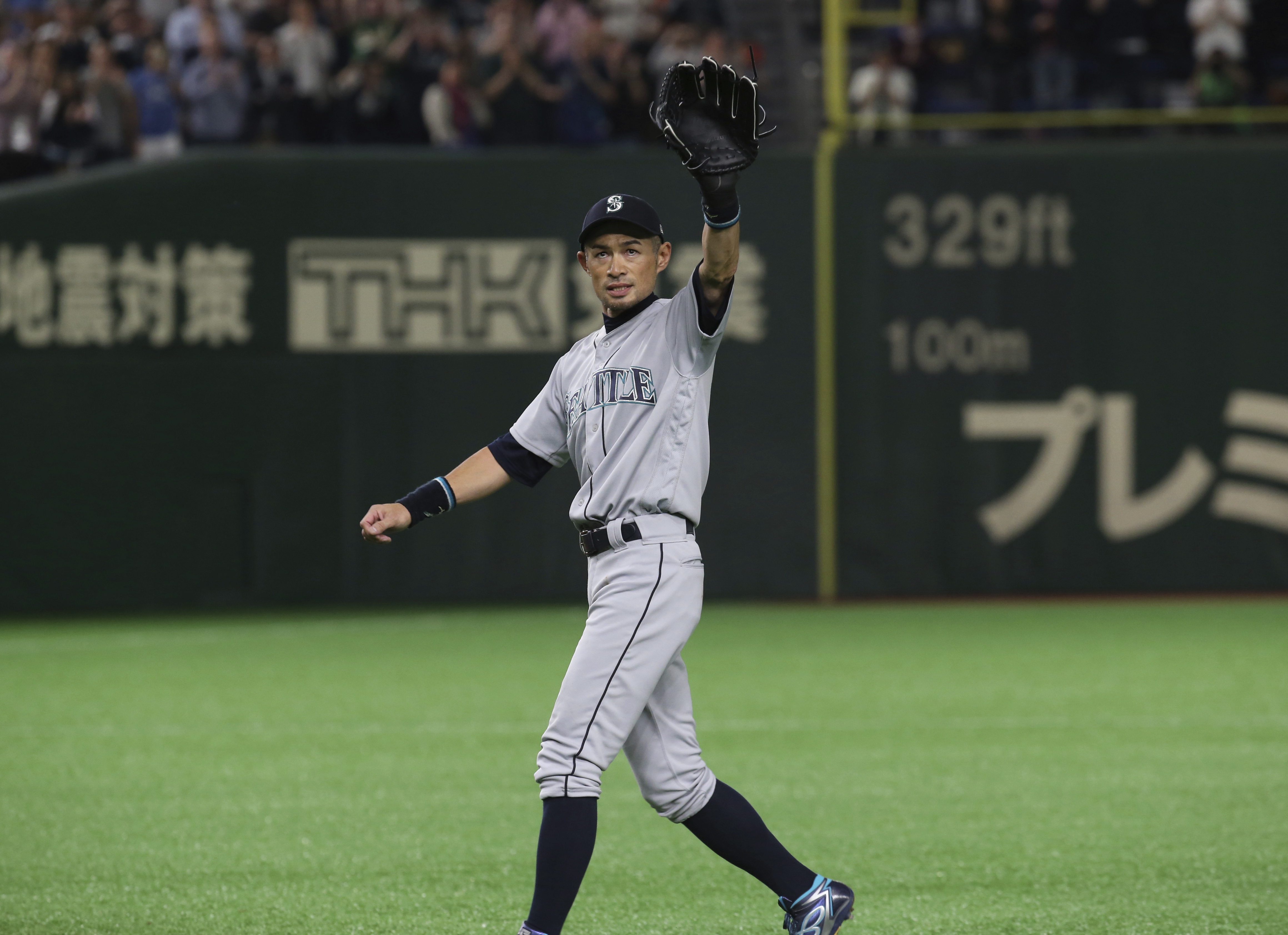 Ichiro walks off to loud cheers, Mariners beat A’s 5-4 in 12