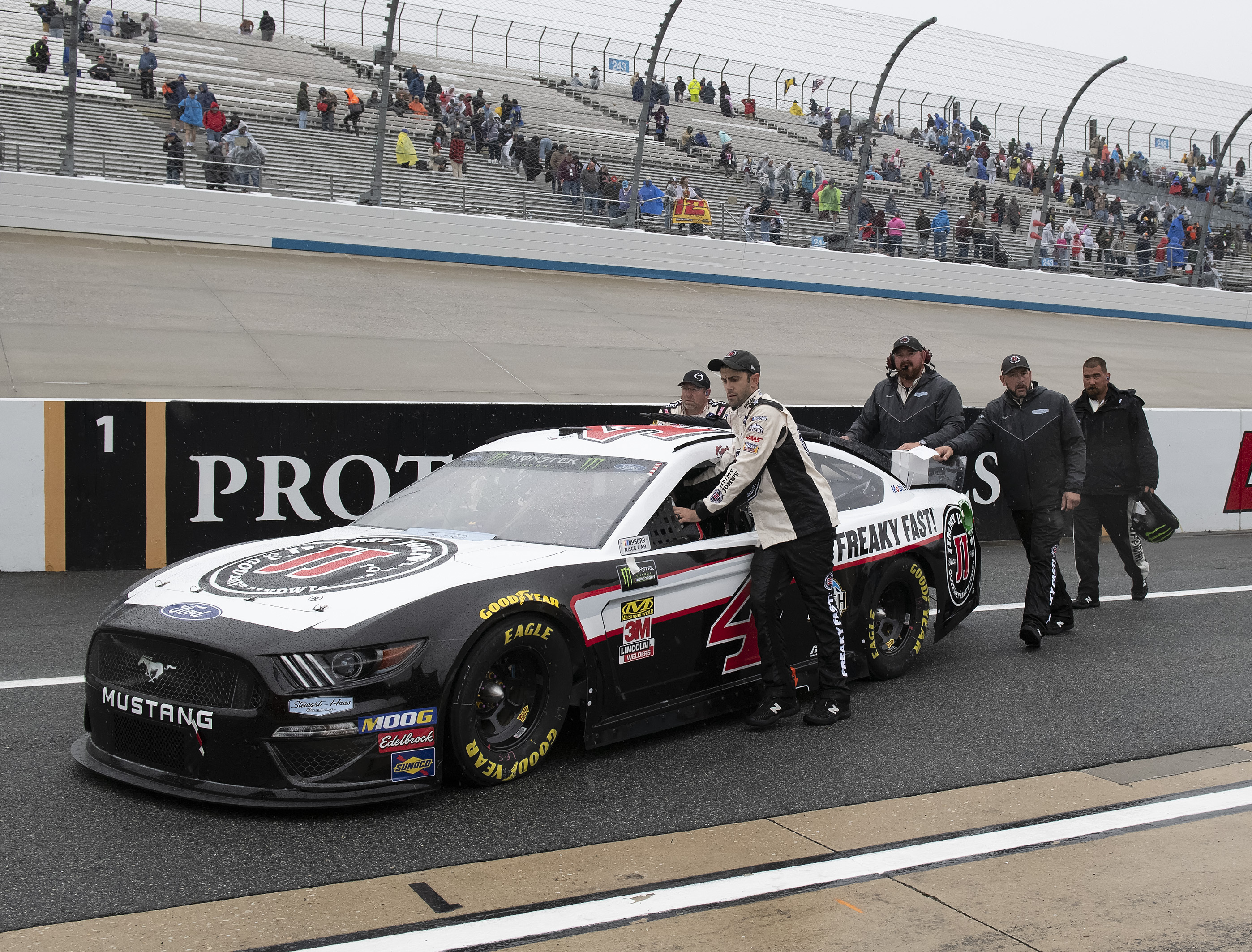 Elliott on the pole at Dover for rare Monday NASCAR race