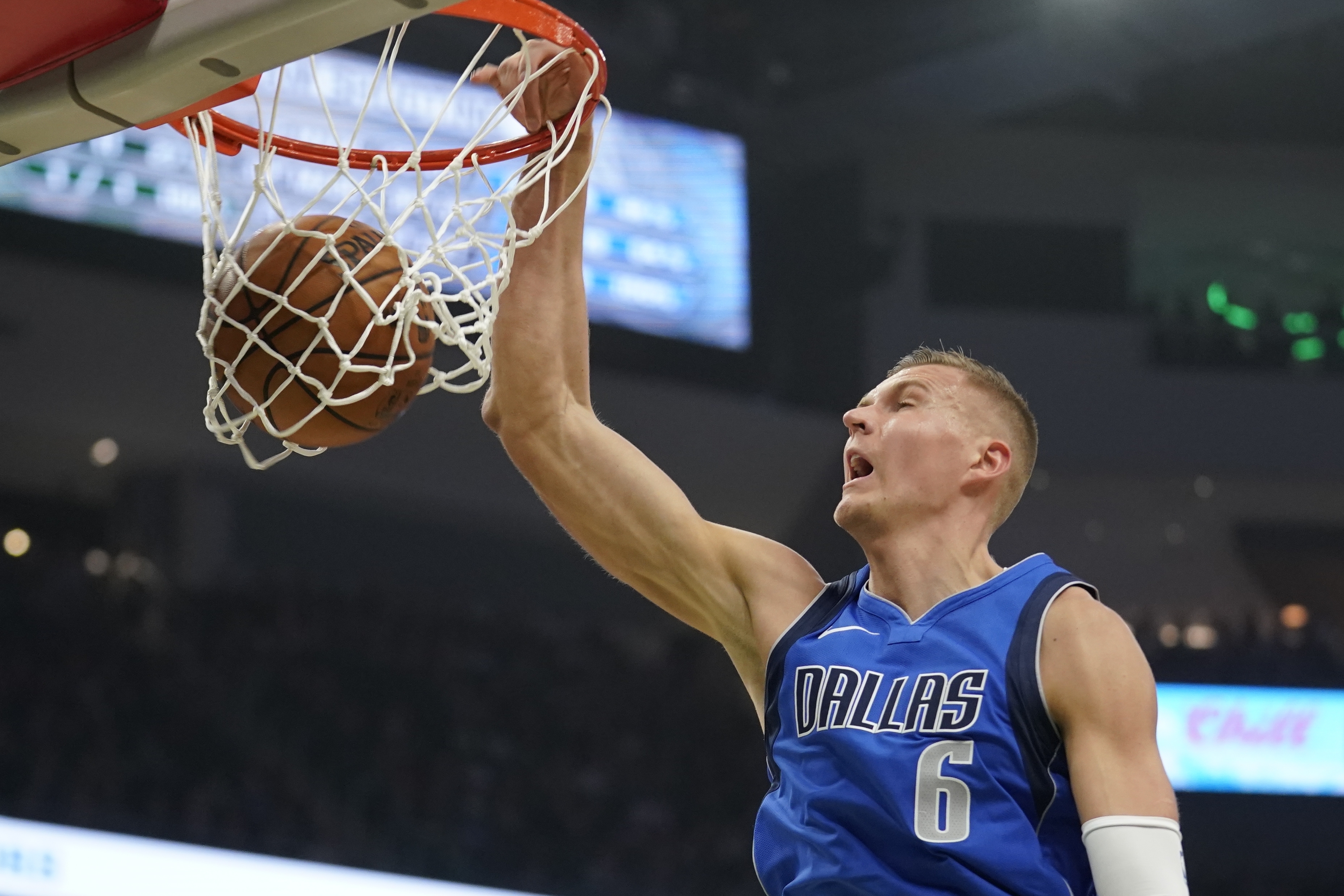 Bucks’ 18-game winning streak ends with 120-116 loss to Mavs