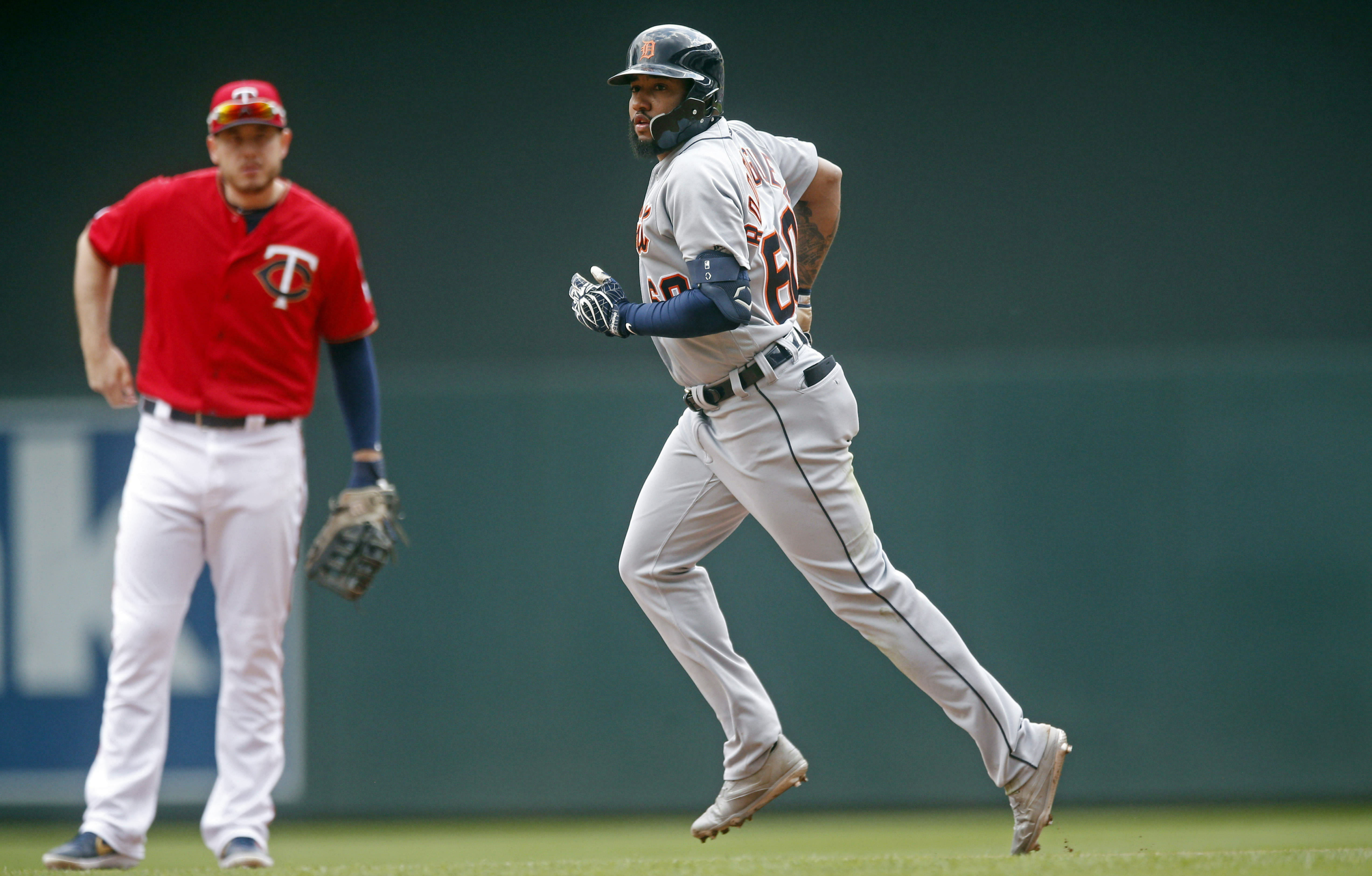 Hicks hits tiebreaking homer, Tigers top Twins in DH opener