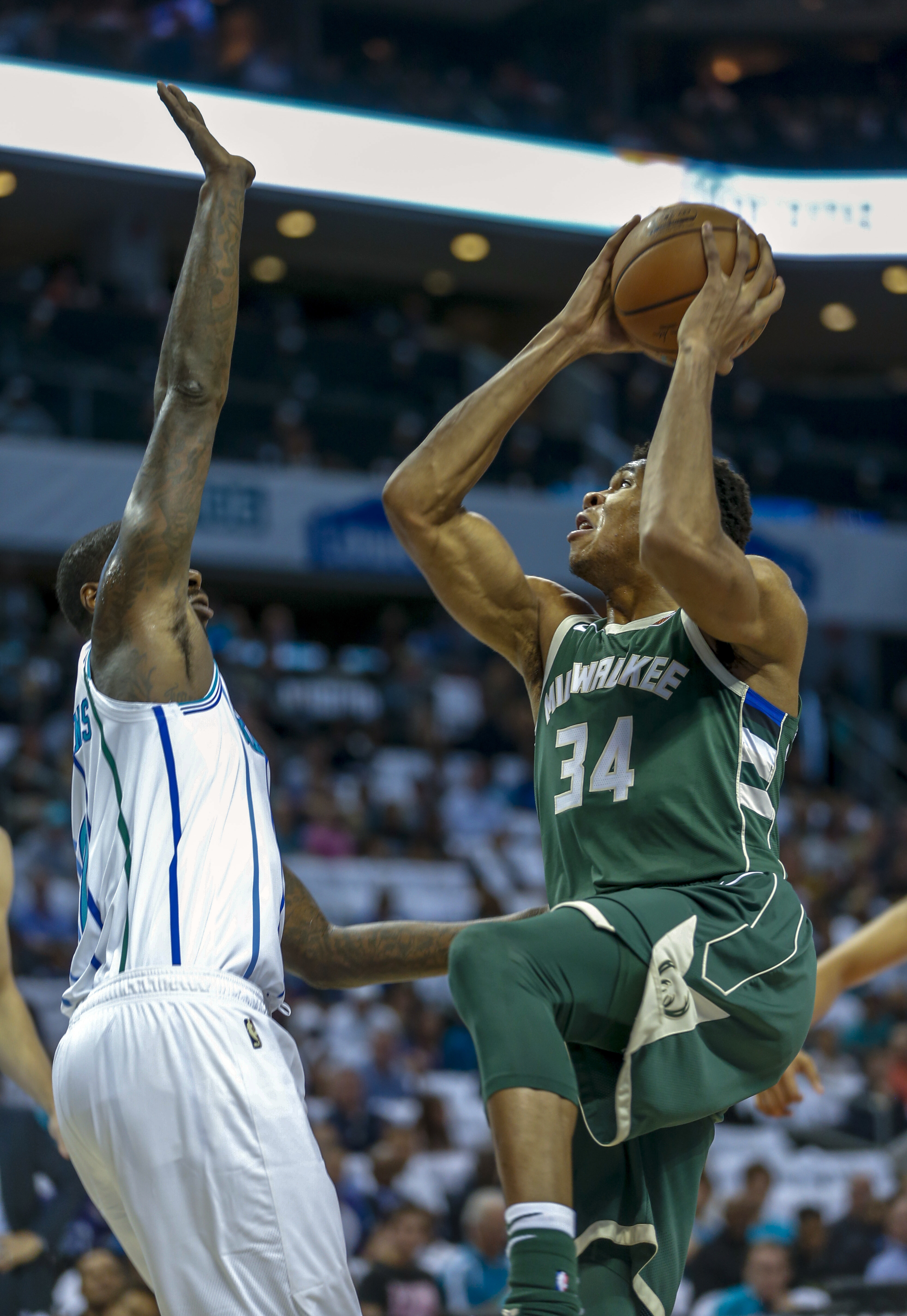 Antetokounmpo scores 25, Bucks top Hornets 113-112