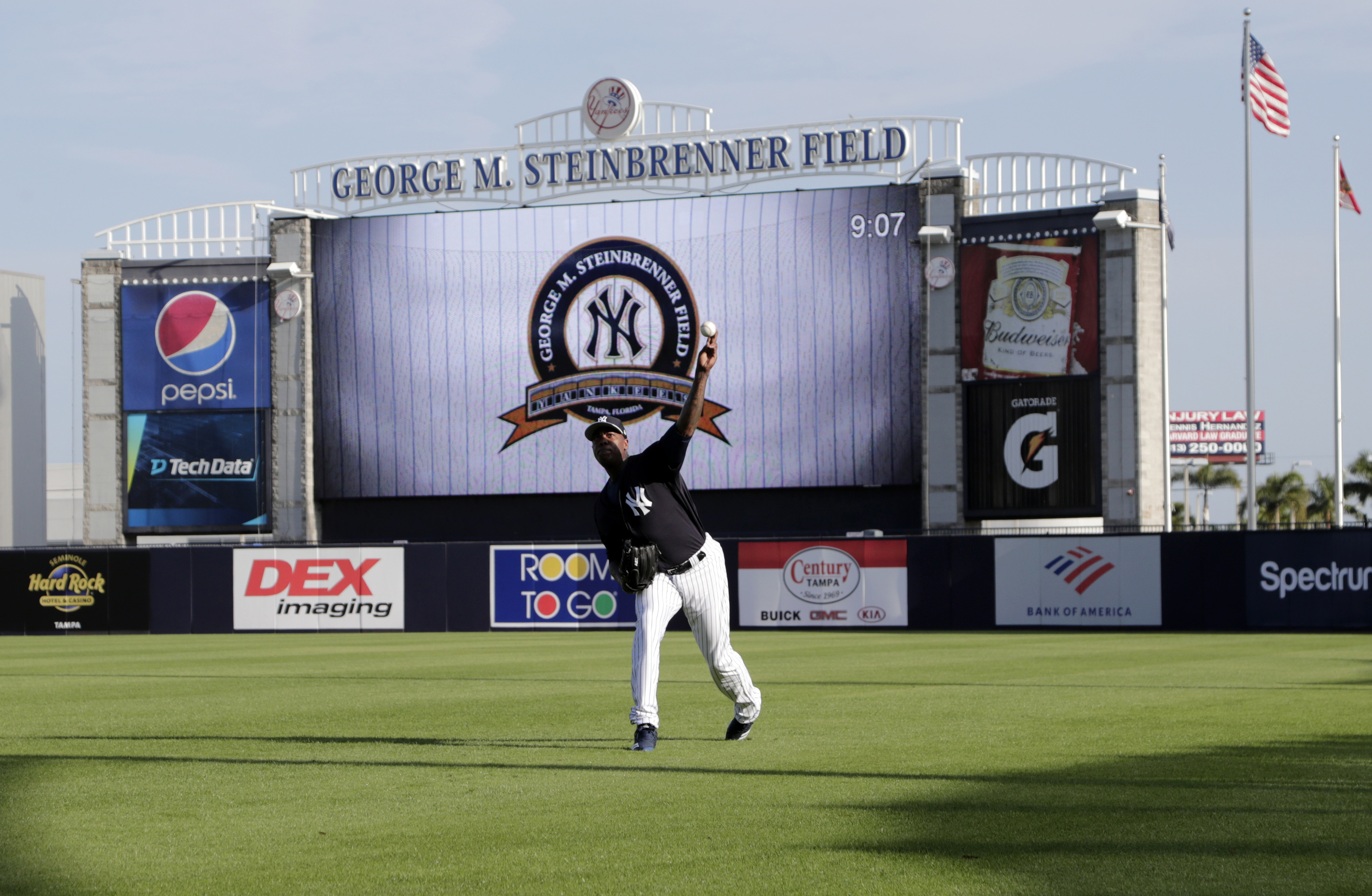 Yankees closer Aroldis Chapman say knee issues in the past