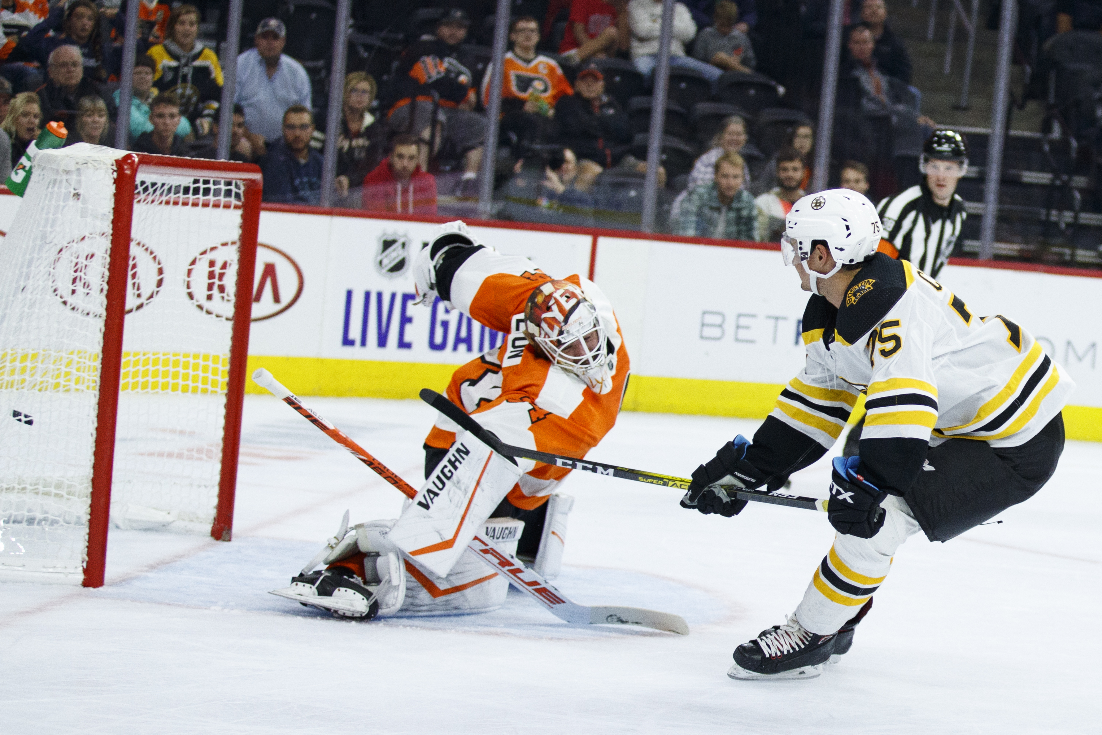 Cehlarik leads Bruins to 3-1 victory over Flyers
