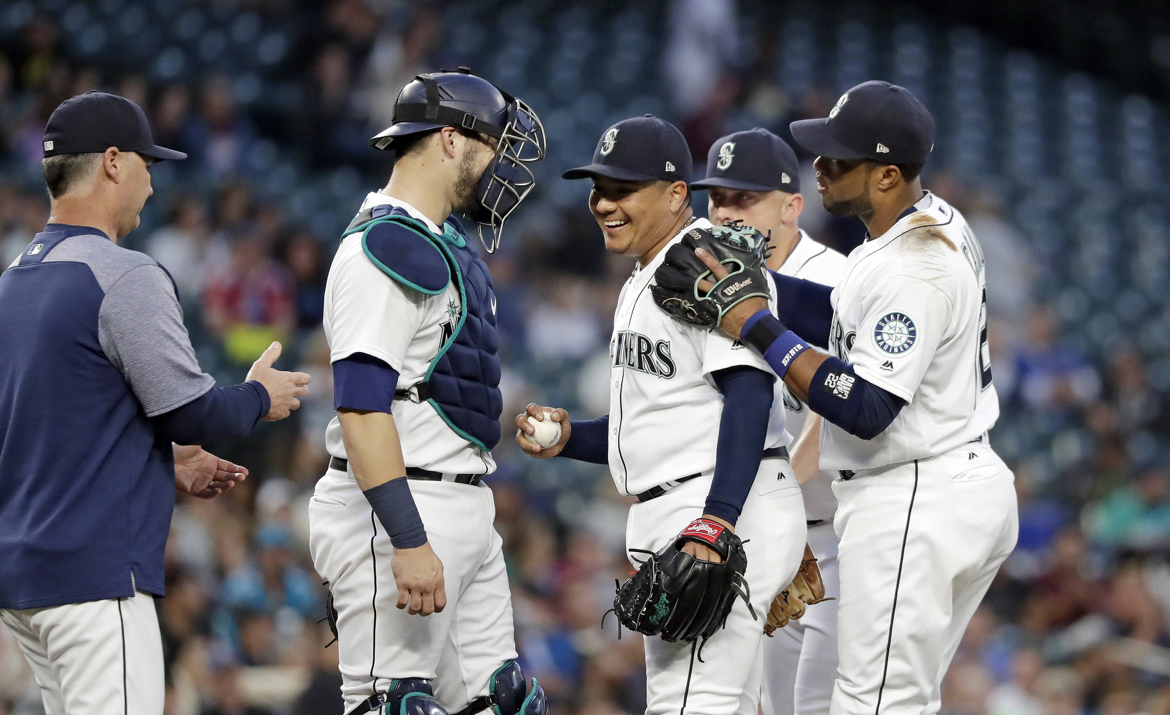 LEADING OFF: Mariners brawl in clubhouse, Rizzo hurts foot