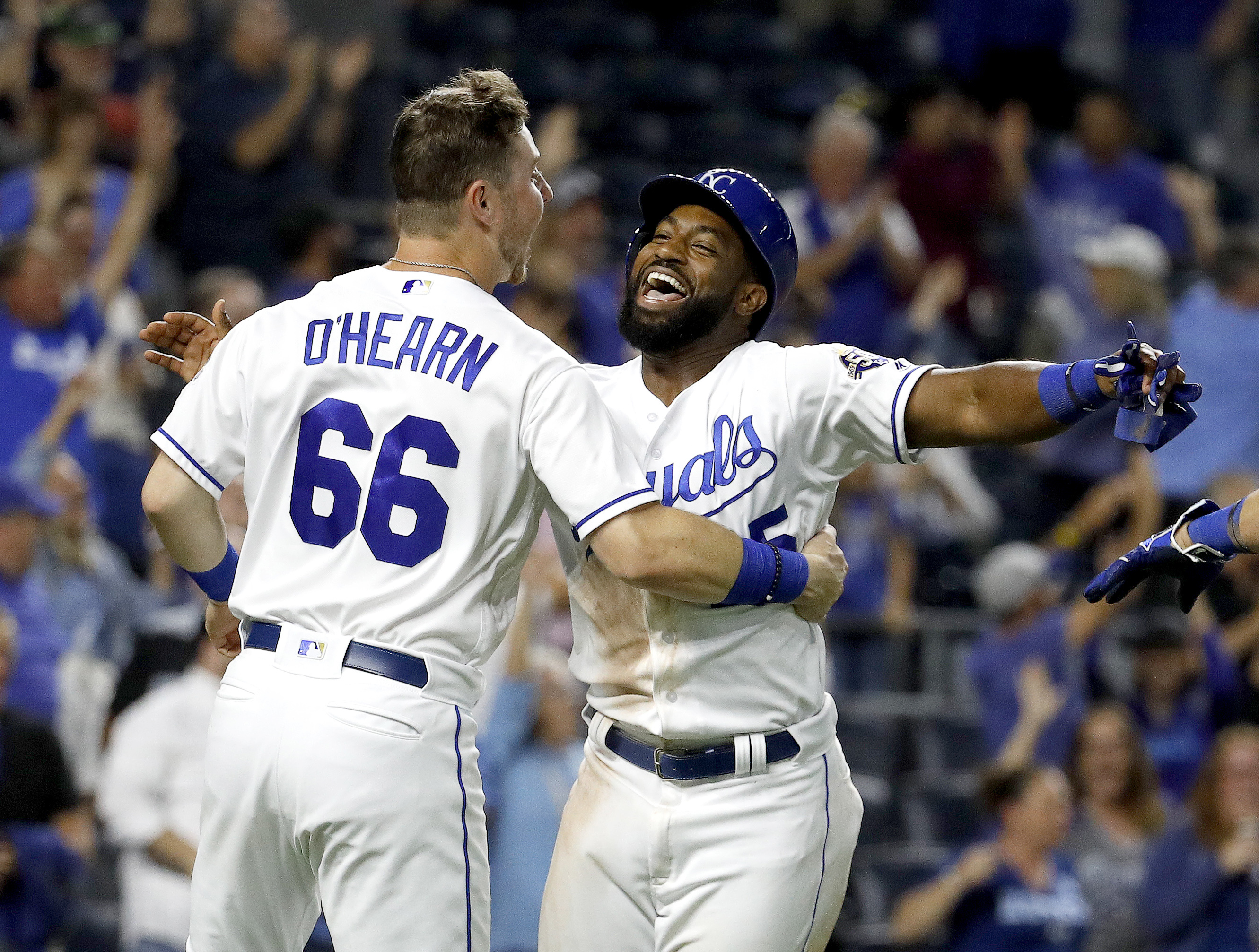 Royals win on wild throw in 10th, beat White Sox 4-3