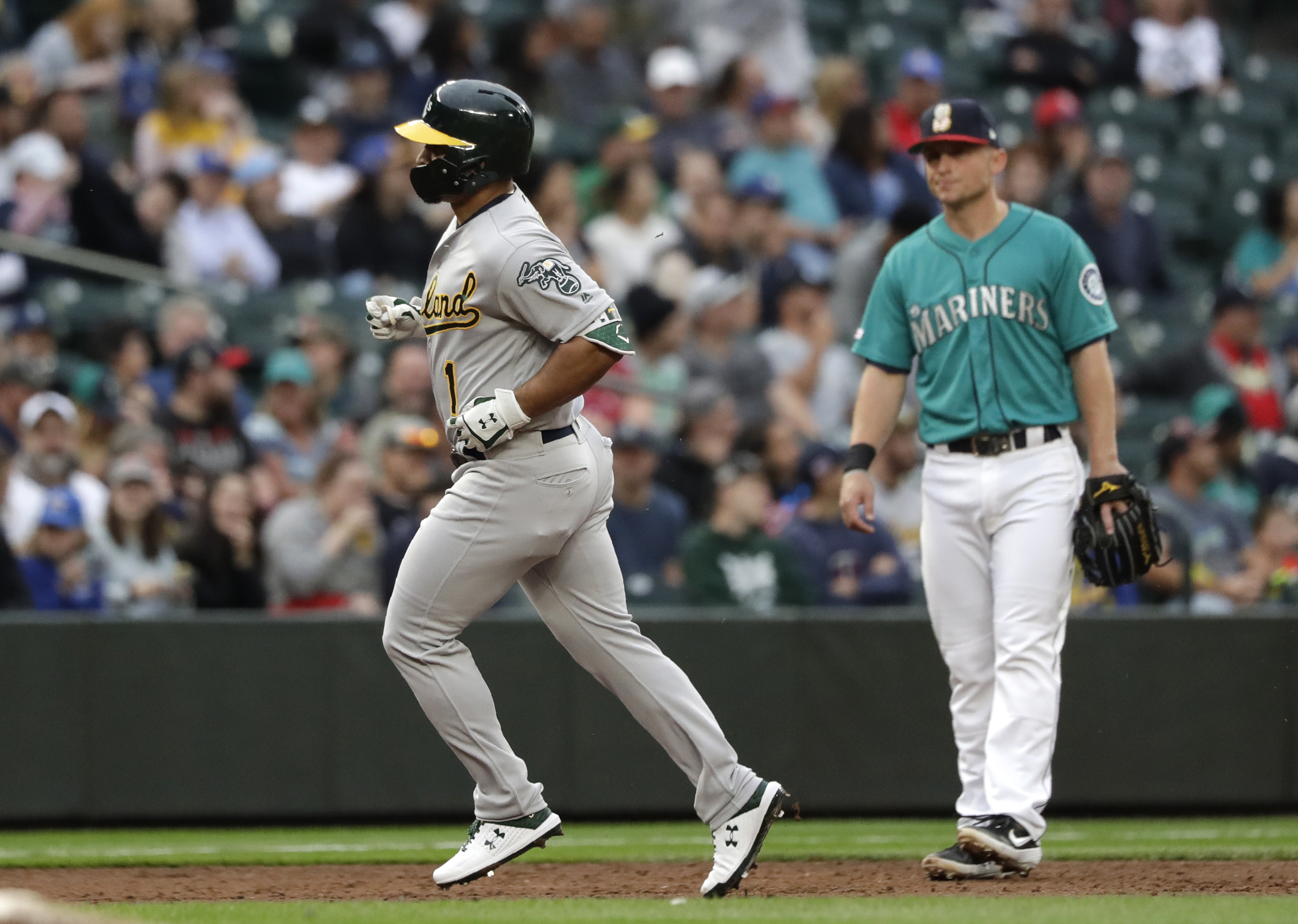 A's use late offensive surge to top Mariners 5-2