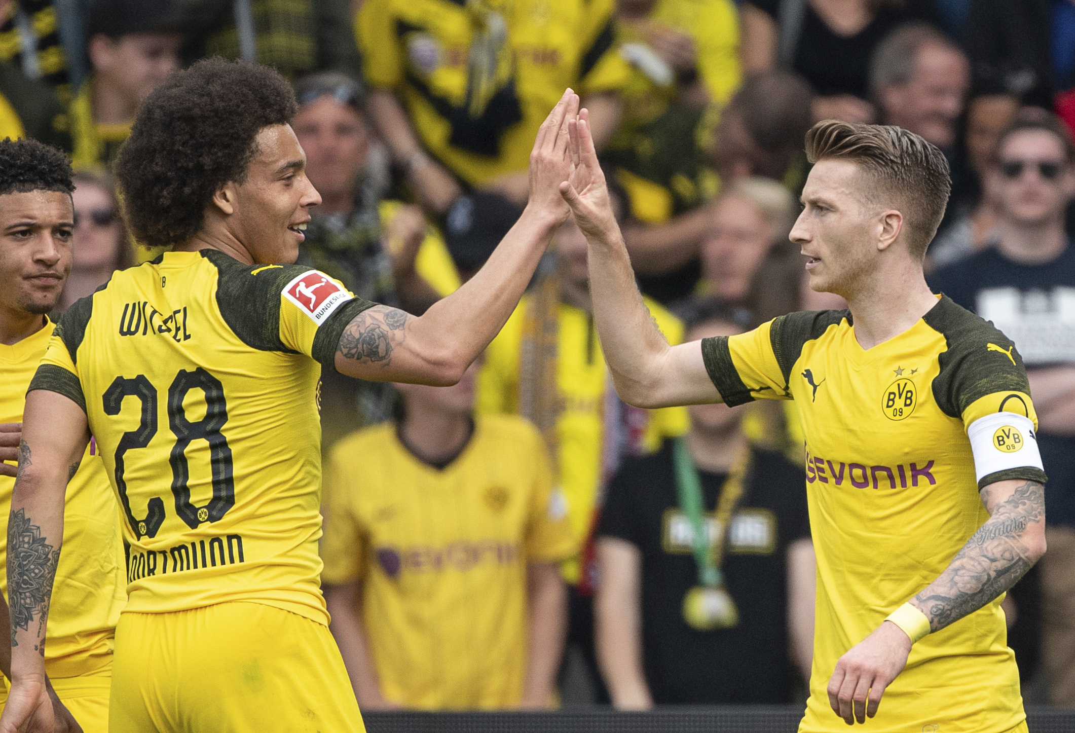 Dortmund keeps pace with Bayern in tight Bundesliga race