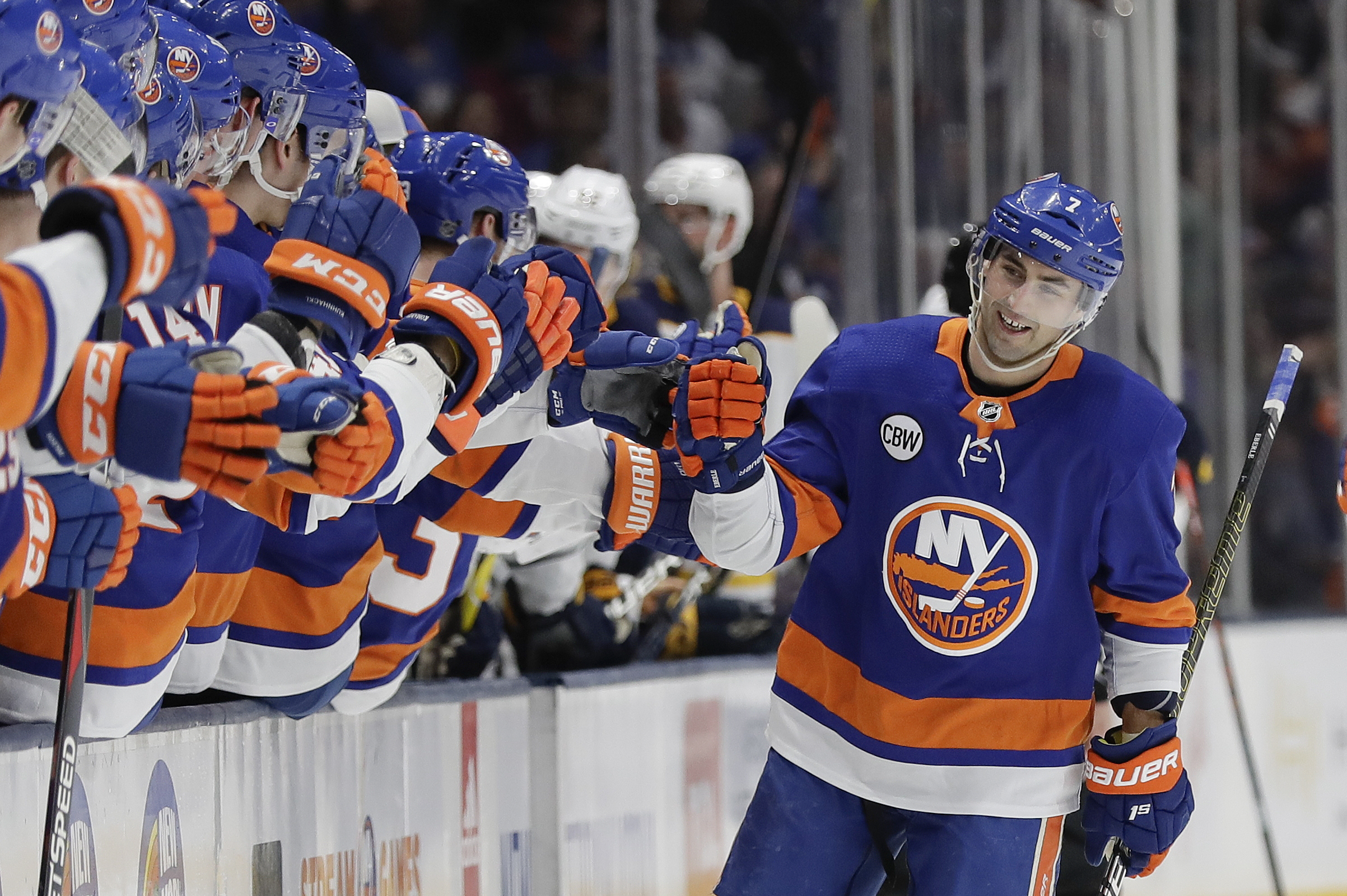 Islanders clinch playoff spot with 5-1 victory over Sabres
