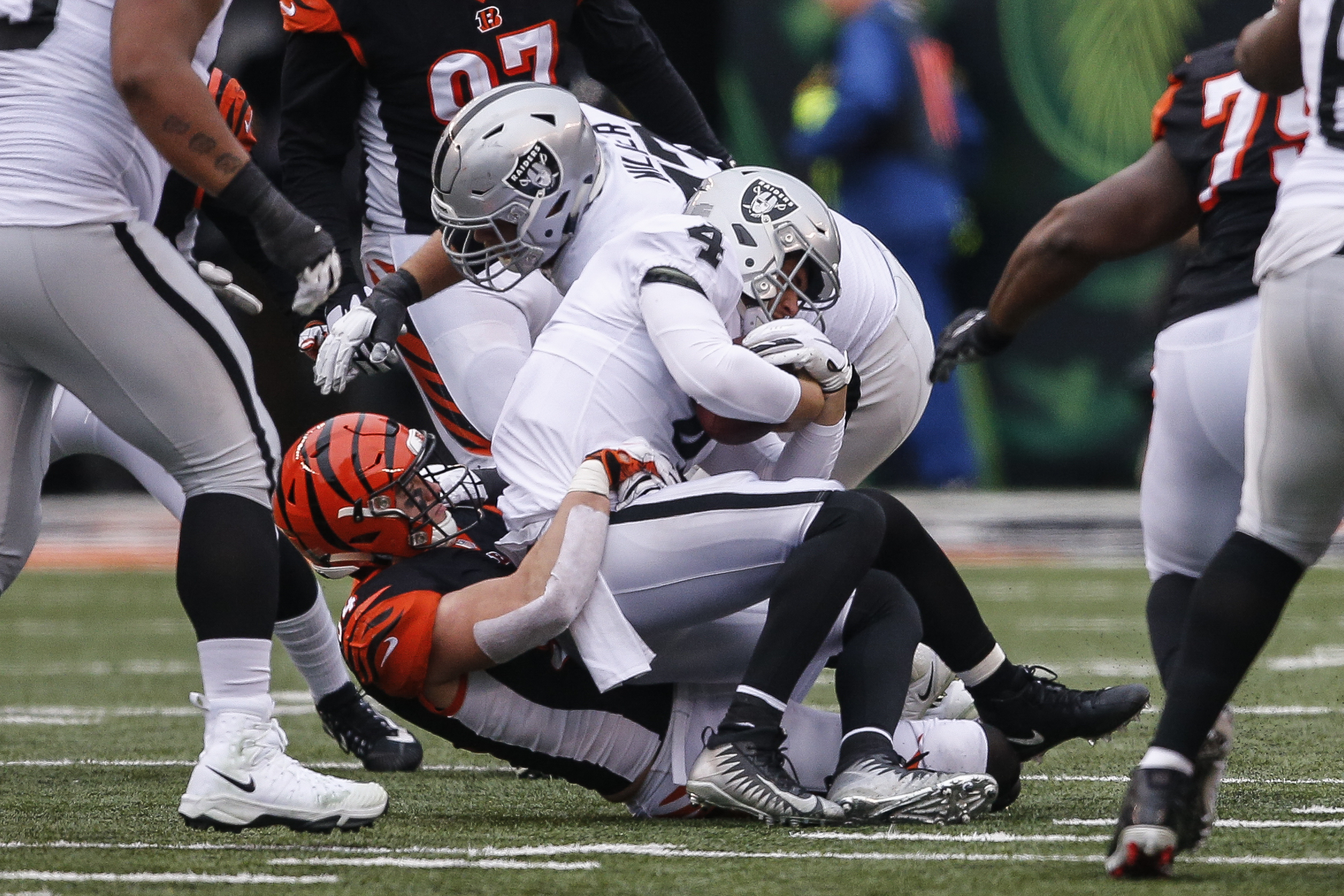 Carr gets record but Raiders offense languishes in loss