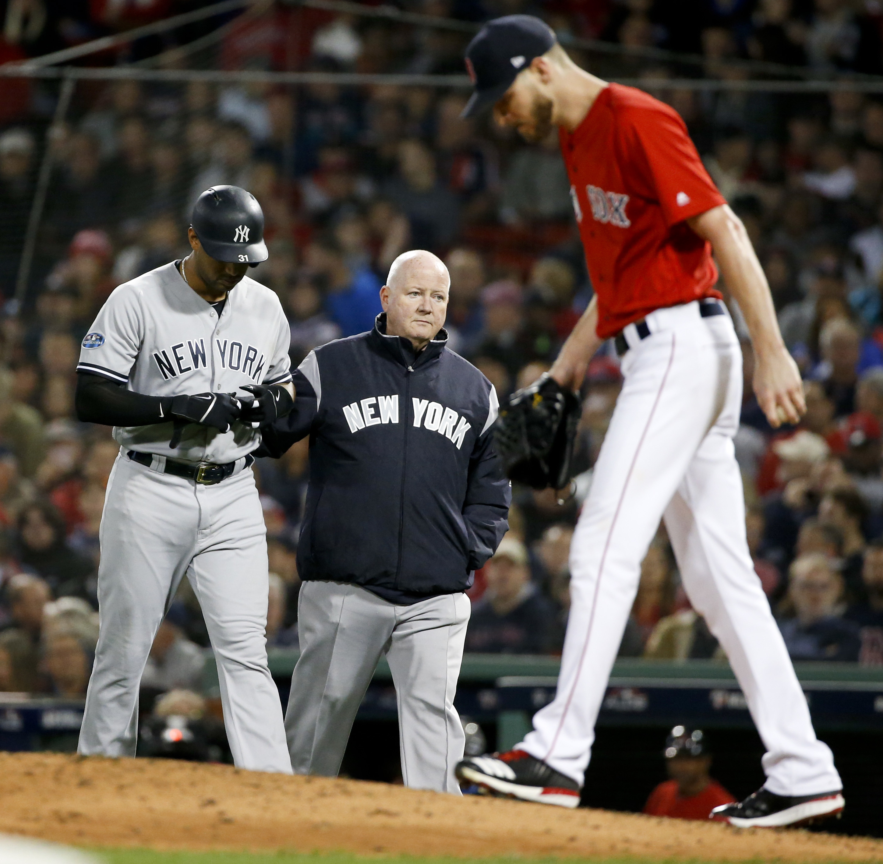 Injured Yankees CF Hicks available for Game 2