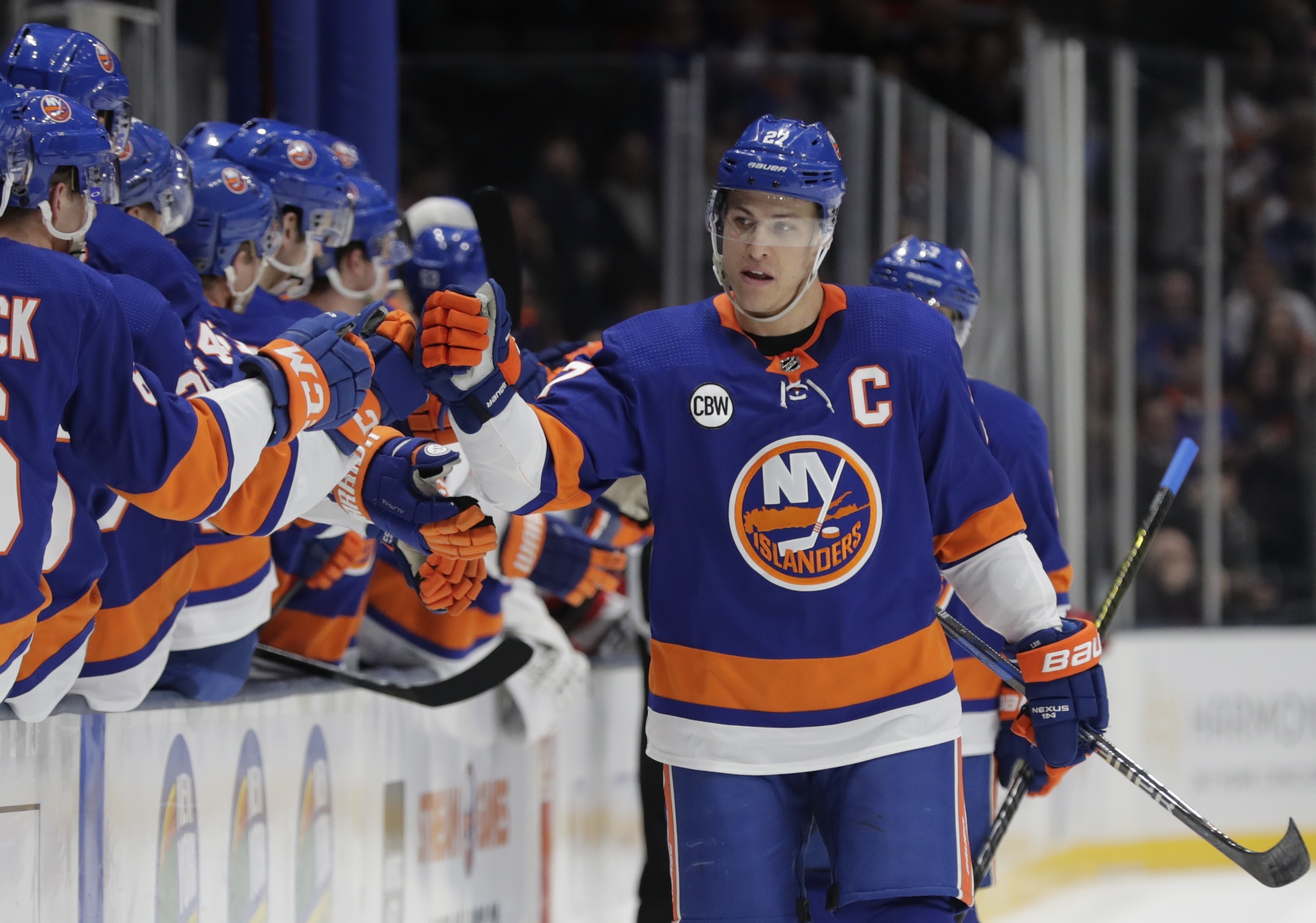 Lee scores twice, Isles use 3-goal 1st to beat Devils 4-1