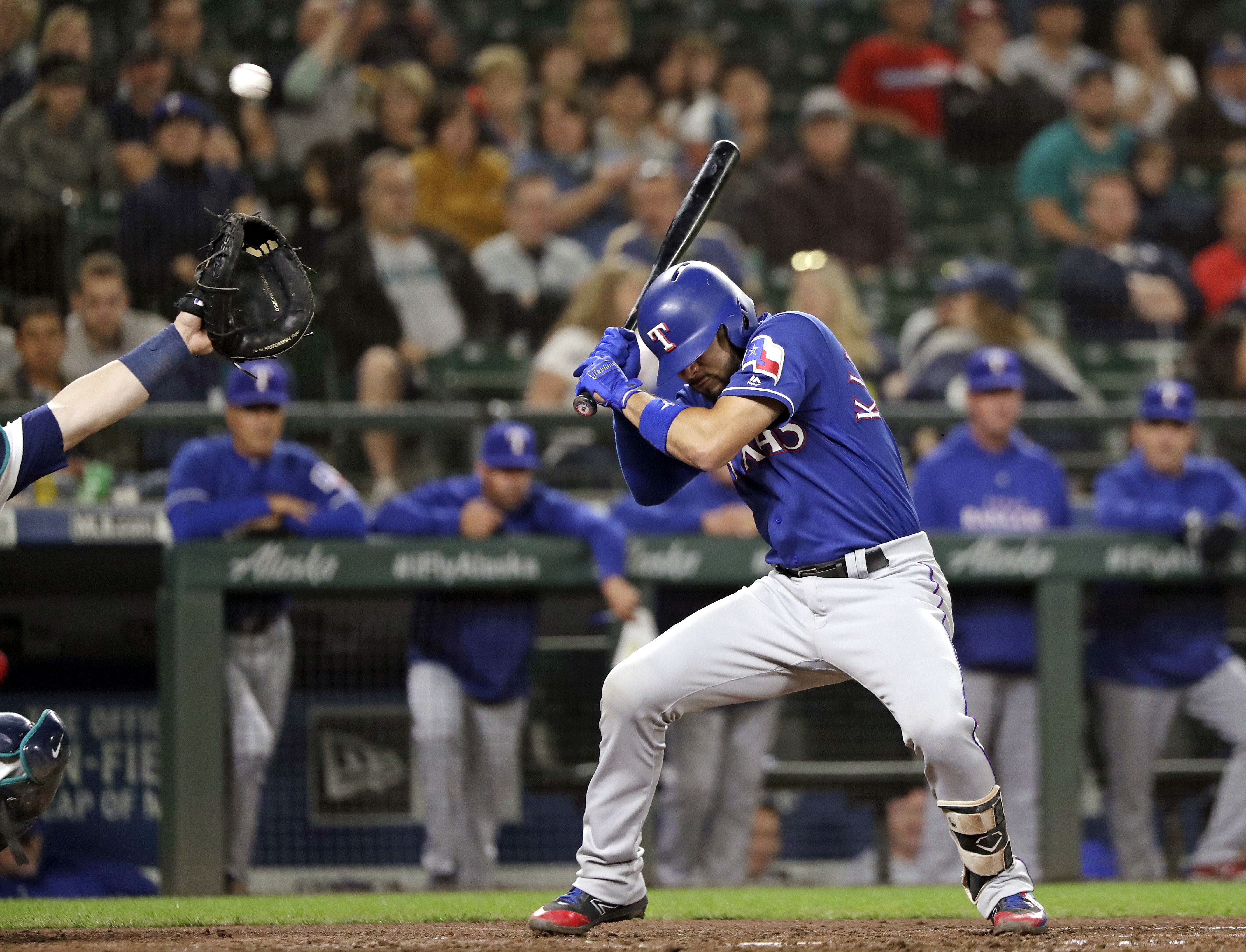 Rangers break through in seventh, beat Mariners 2-0