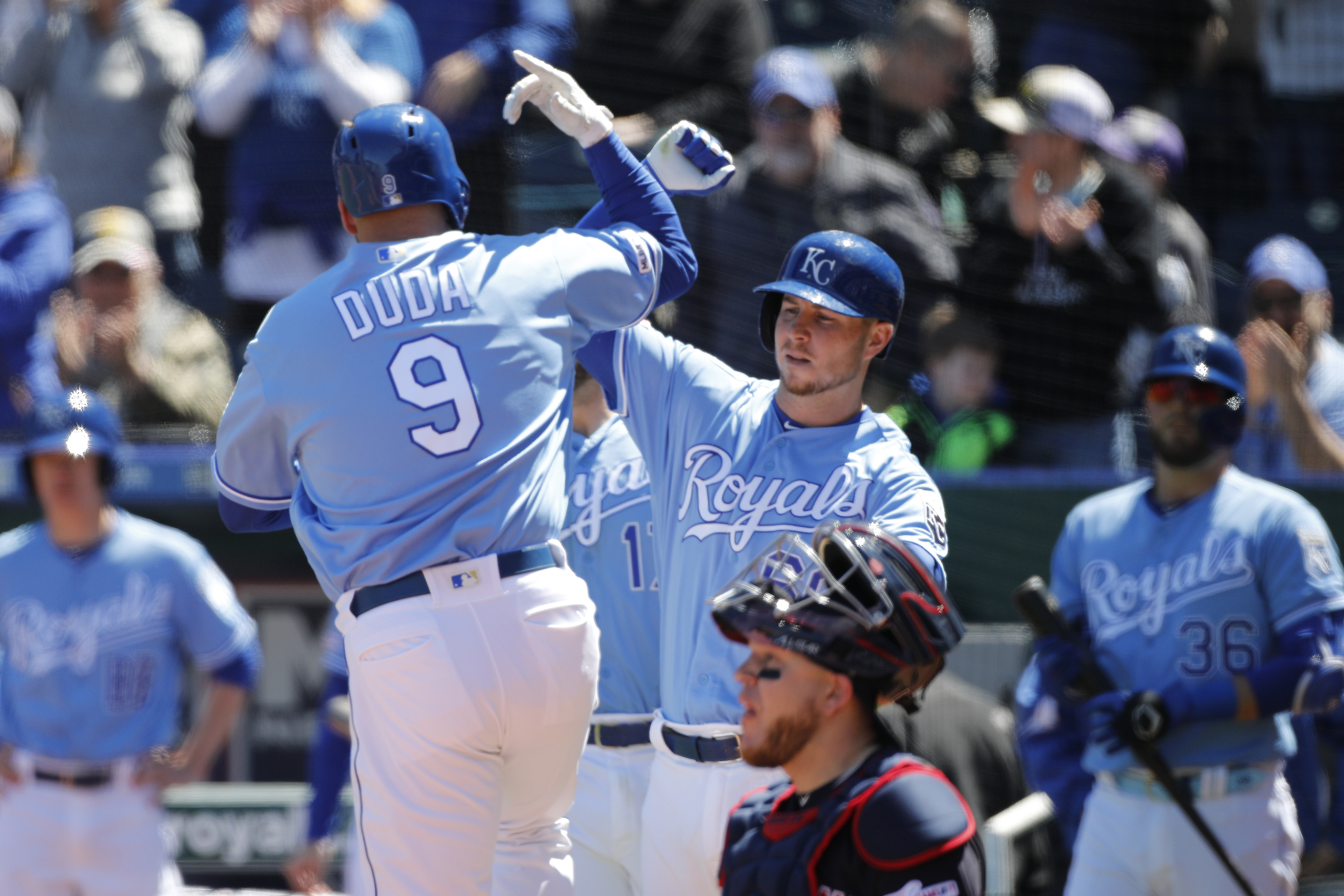 Gore pinch-runs, speeds home as Royals sweep Indians