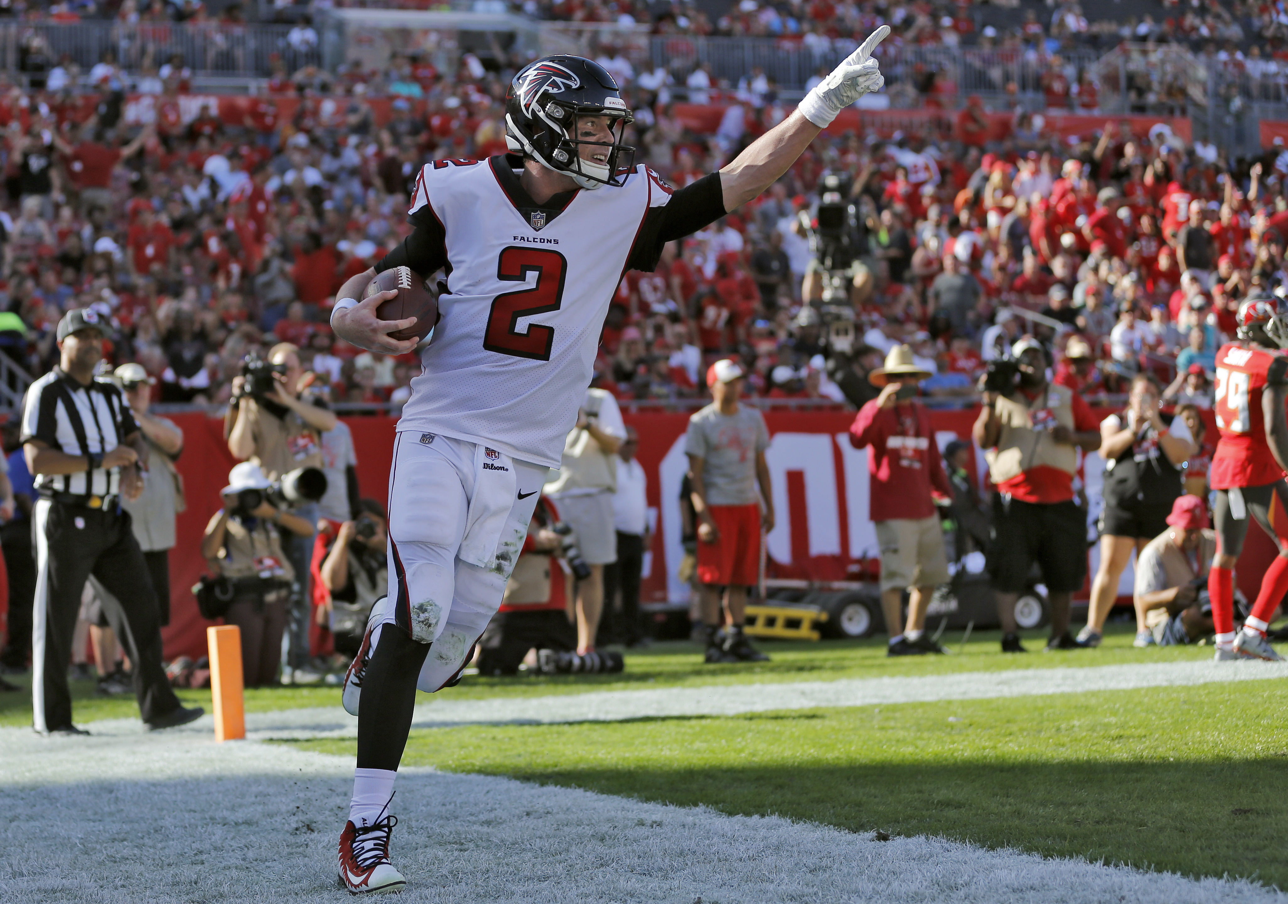 Ryan has TD catch, 2 TD passes; Falcons beat Bucs 34-32