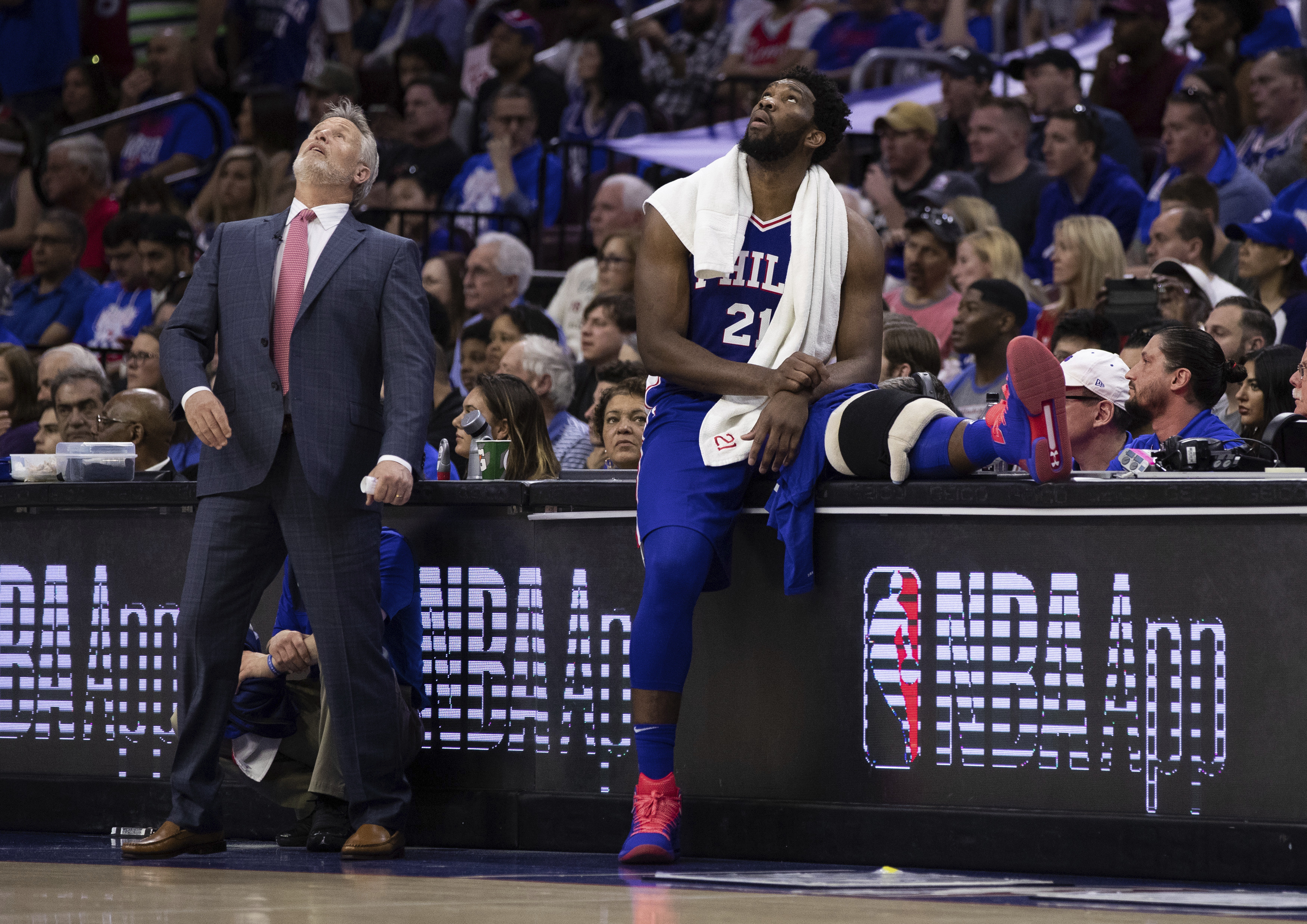 Game of Phones: 76ers get blown call on bench in blowout
