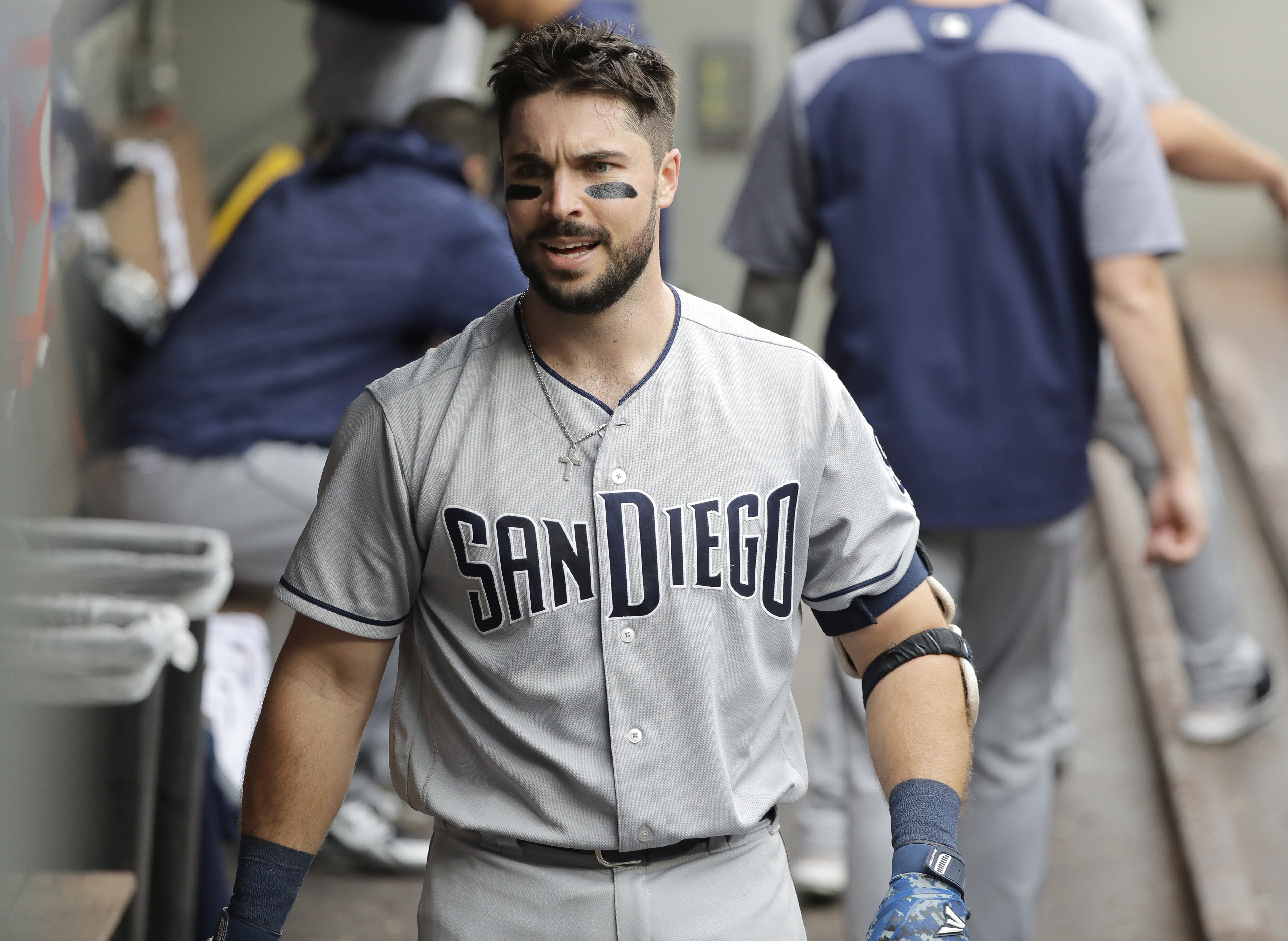 Hedges, Renfroe homer, Padres top free-falling Mariners 5-4