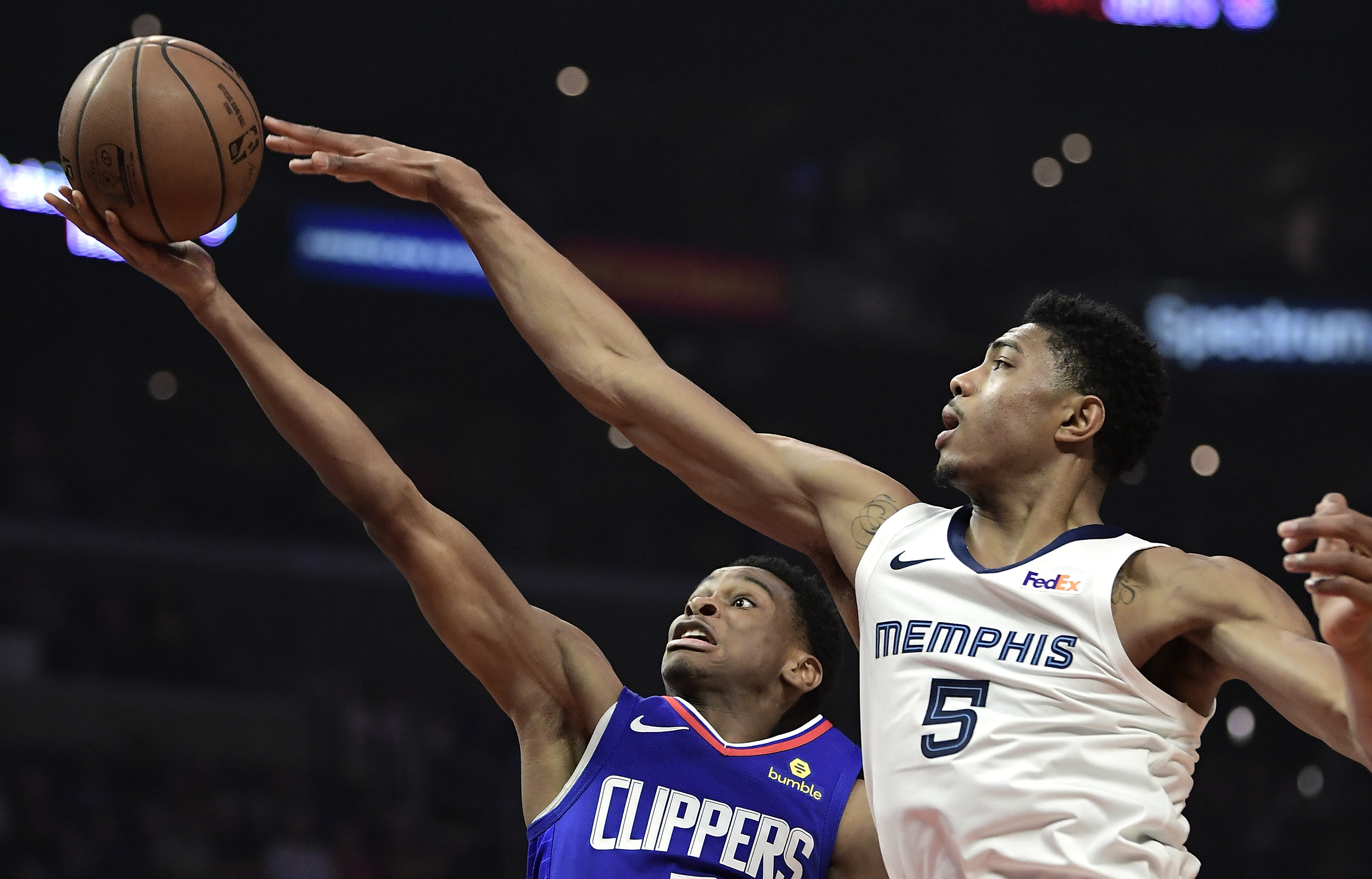 Clippers rout Grizzlies 113-96 to close March with 13-2 mark