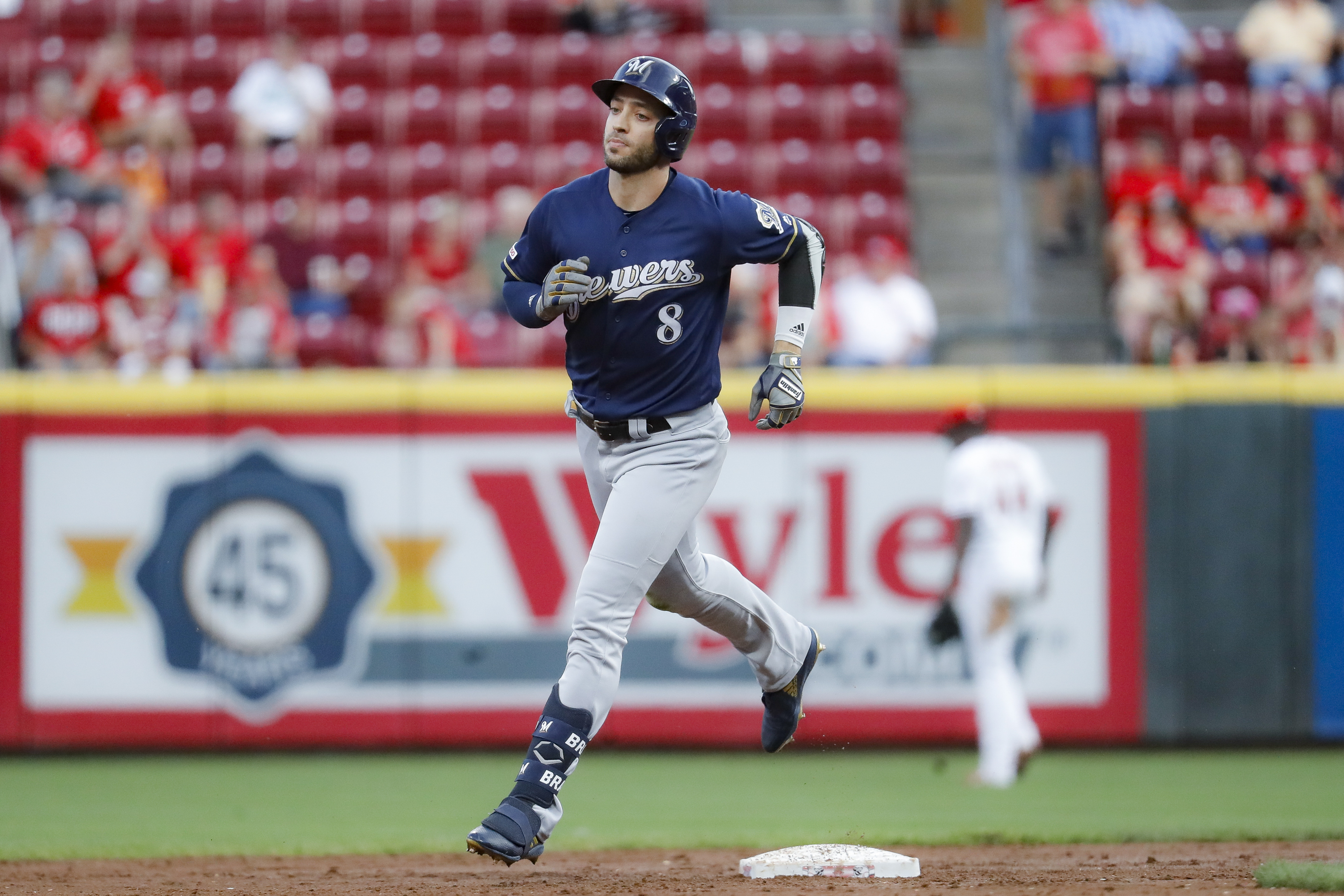 Brewers close in on playoff berth with 4-2 win over Reds