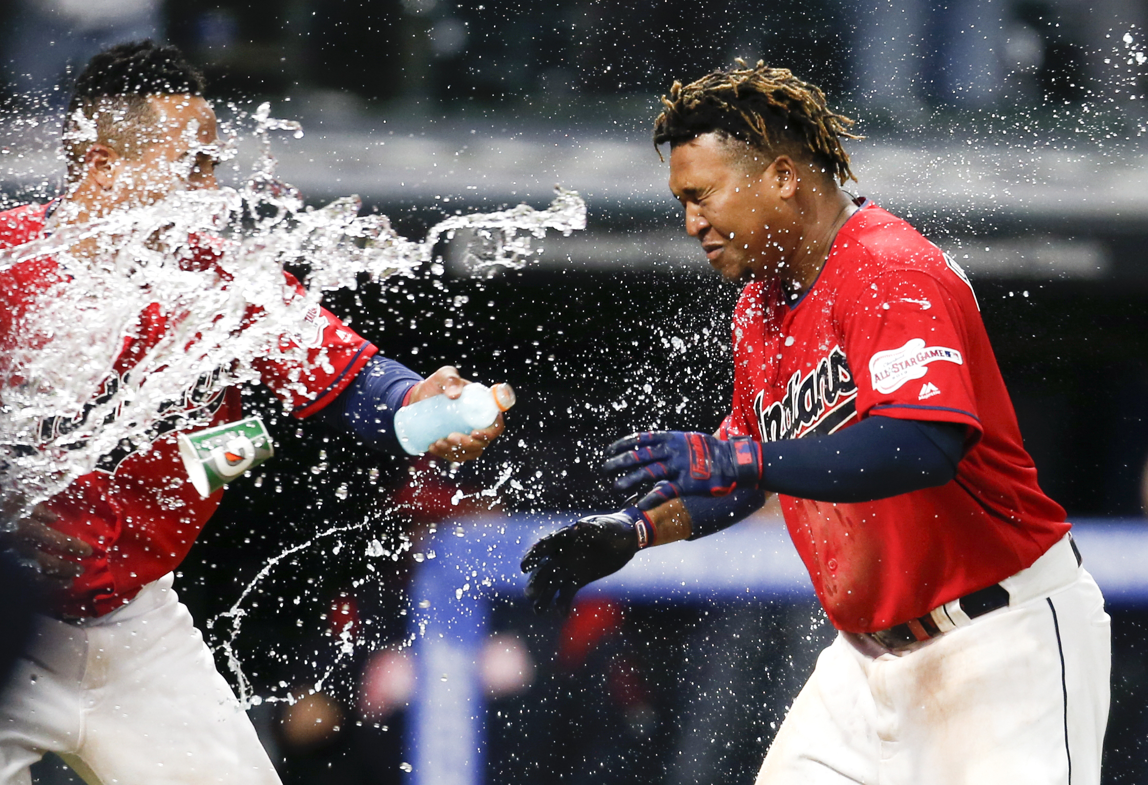 Ramirez’s 2-run homer in 9th gives Indians walk-off win