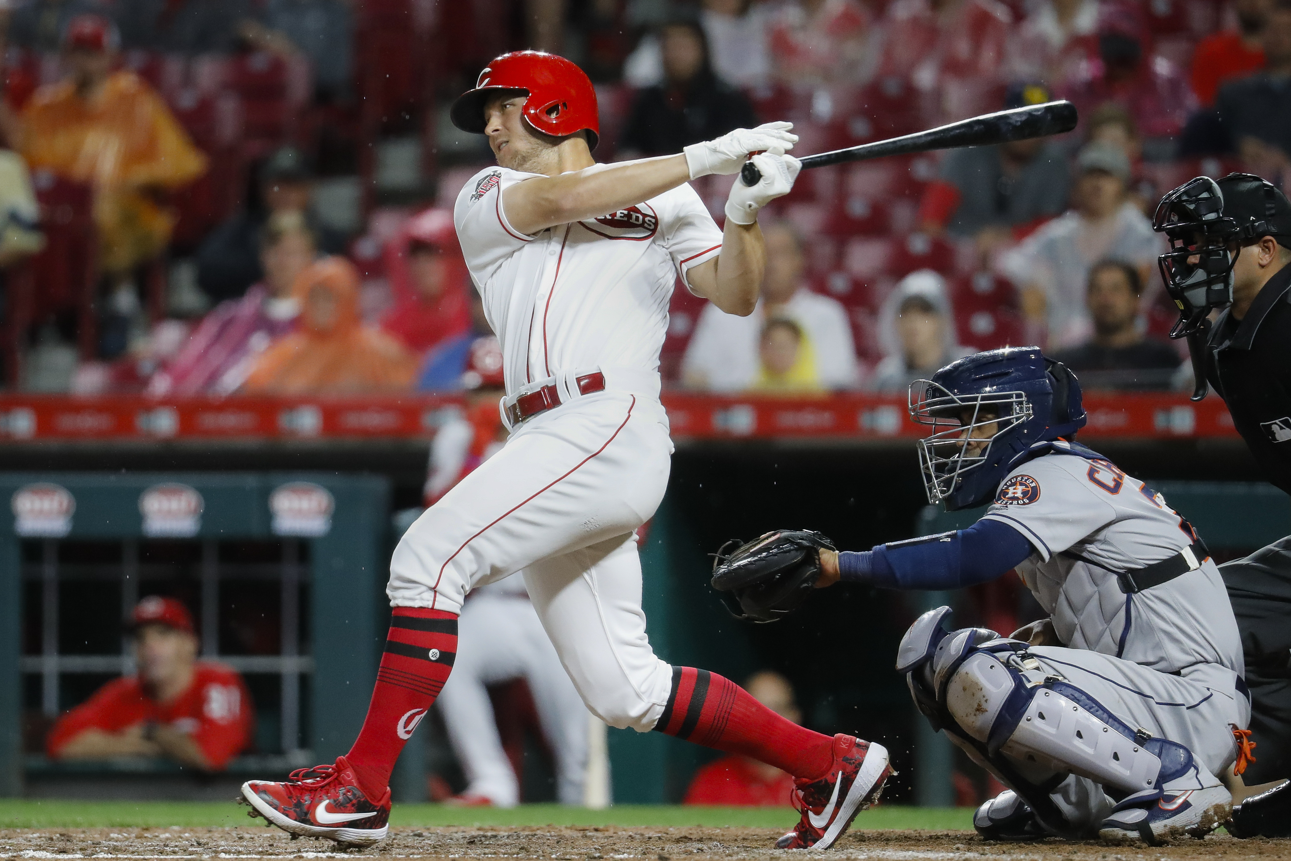 Castillo pitches two-hit ball into 7th, Reds beat Astros 3-2