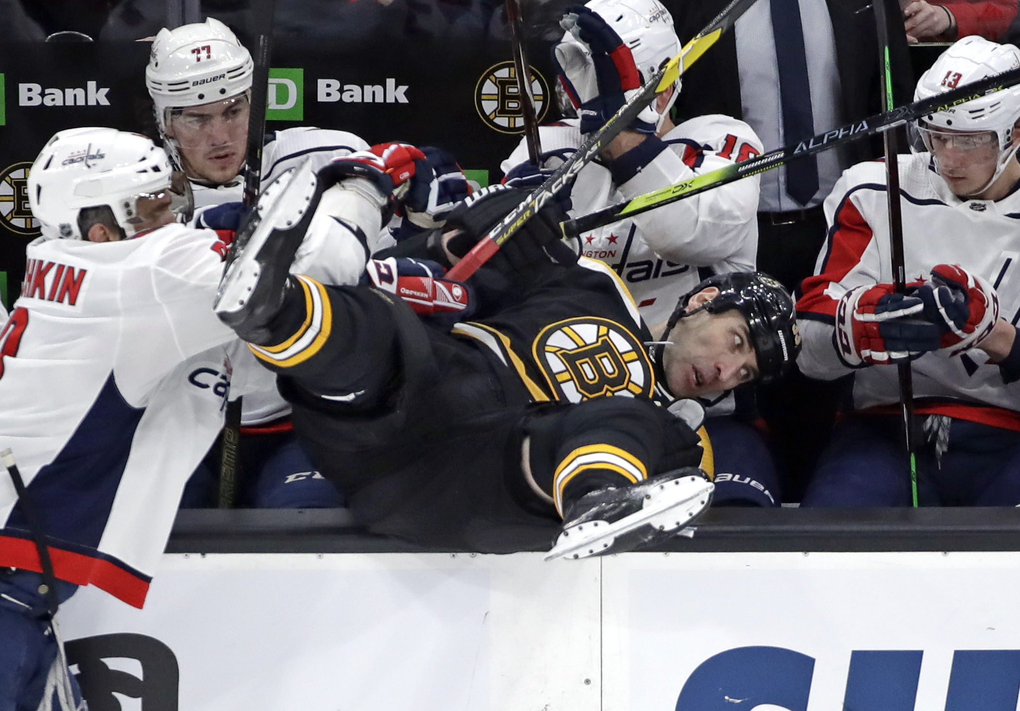 Backstrom helps Caps win 14th straight over Bruins, 4-2