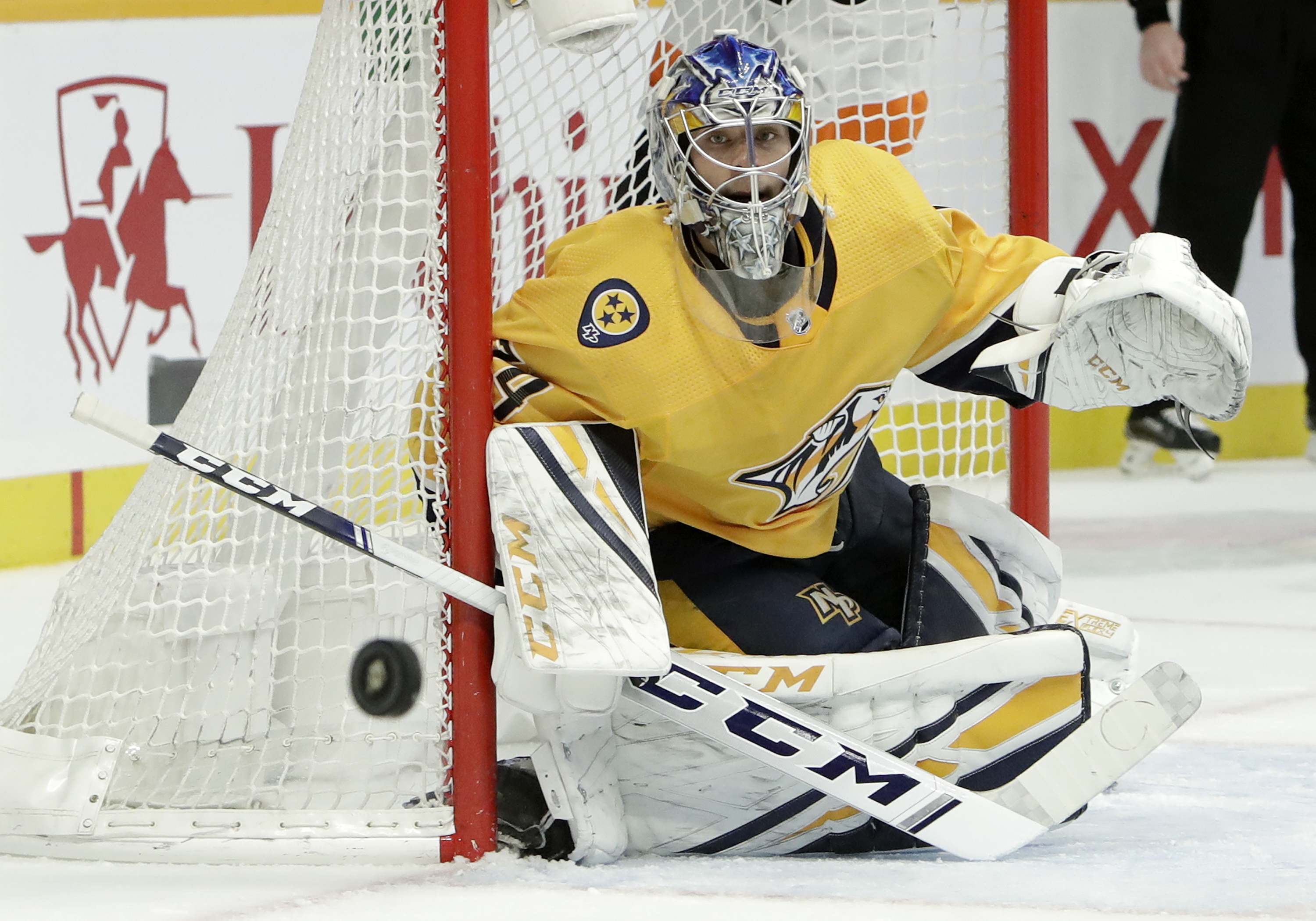 Arvidsson, Saros lead Predators past slumping Flyers 4-0