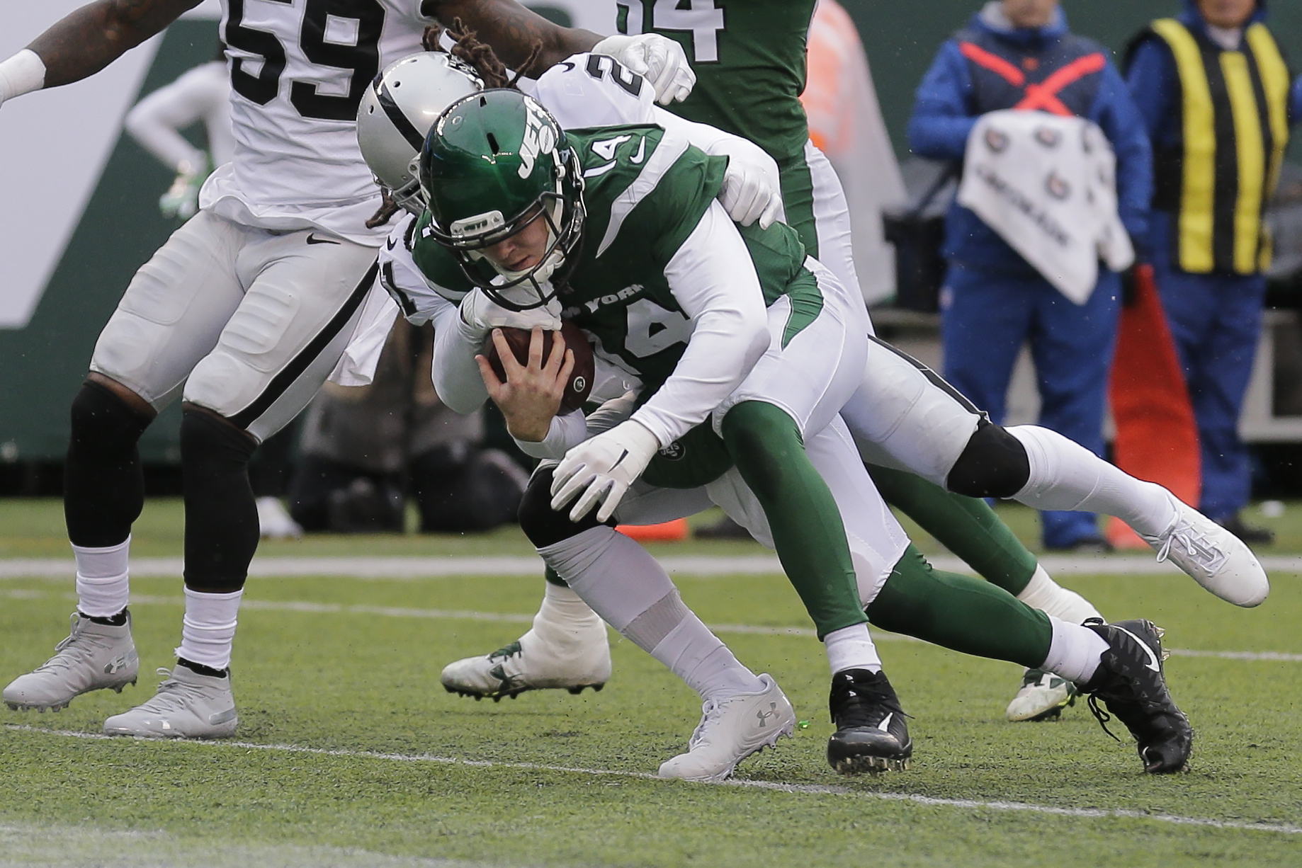 Darnold leads Jets to third straight win, 34-3 over Raiders