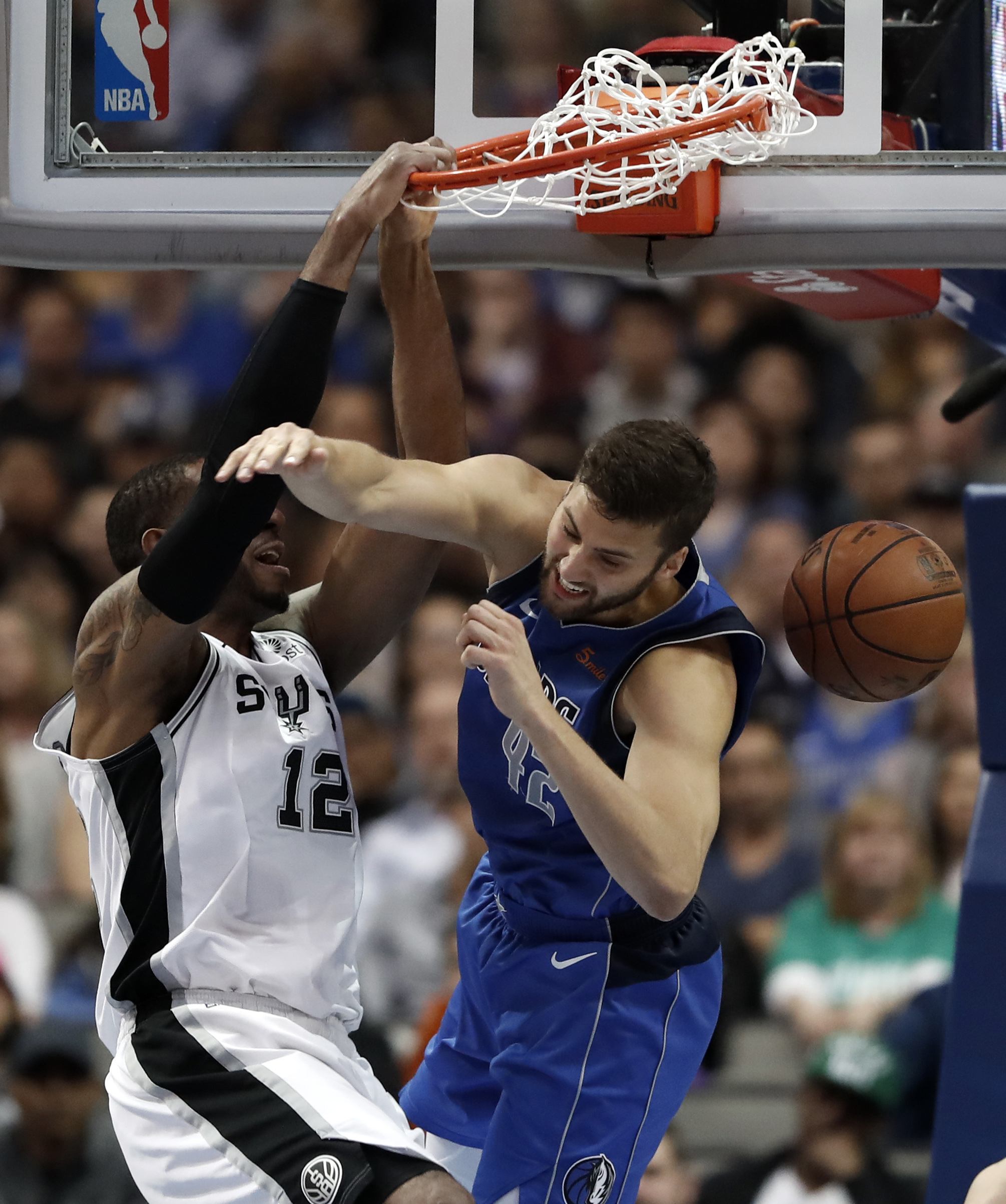 DeRozan, Aldridge lead Spurs past Mavericks 112-105