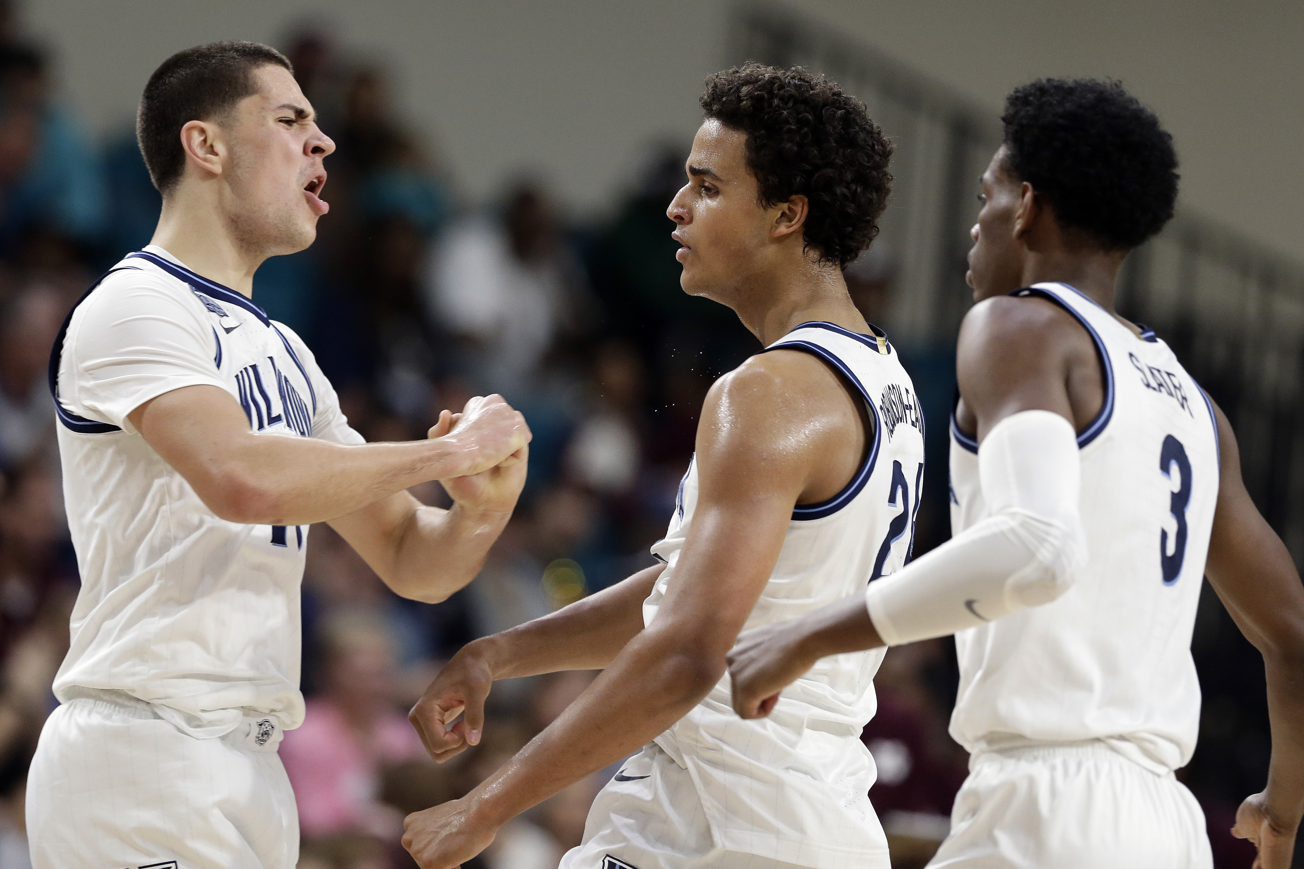 Robinson-Earl leads No. 17 Villanova past Bulldogs, 83-76