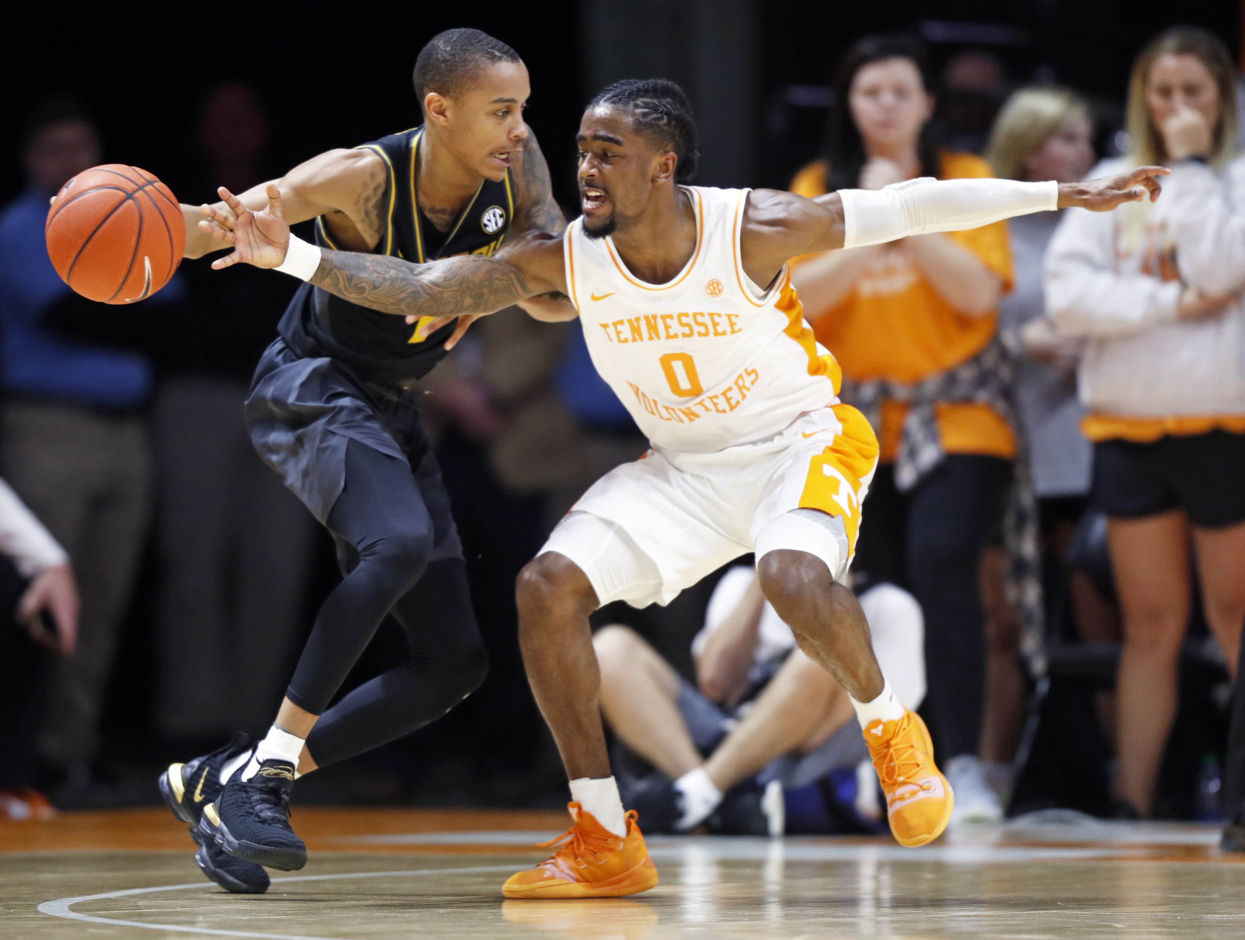 No. 1 Tennessee beats Missouri 72-60 for 17th straight win