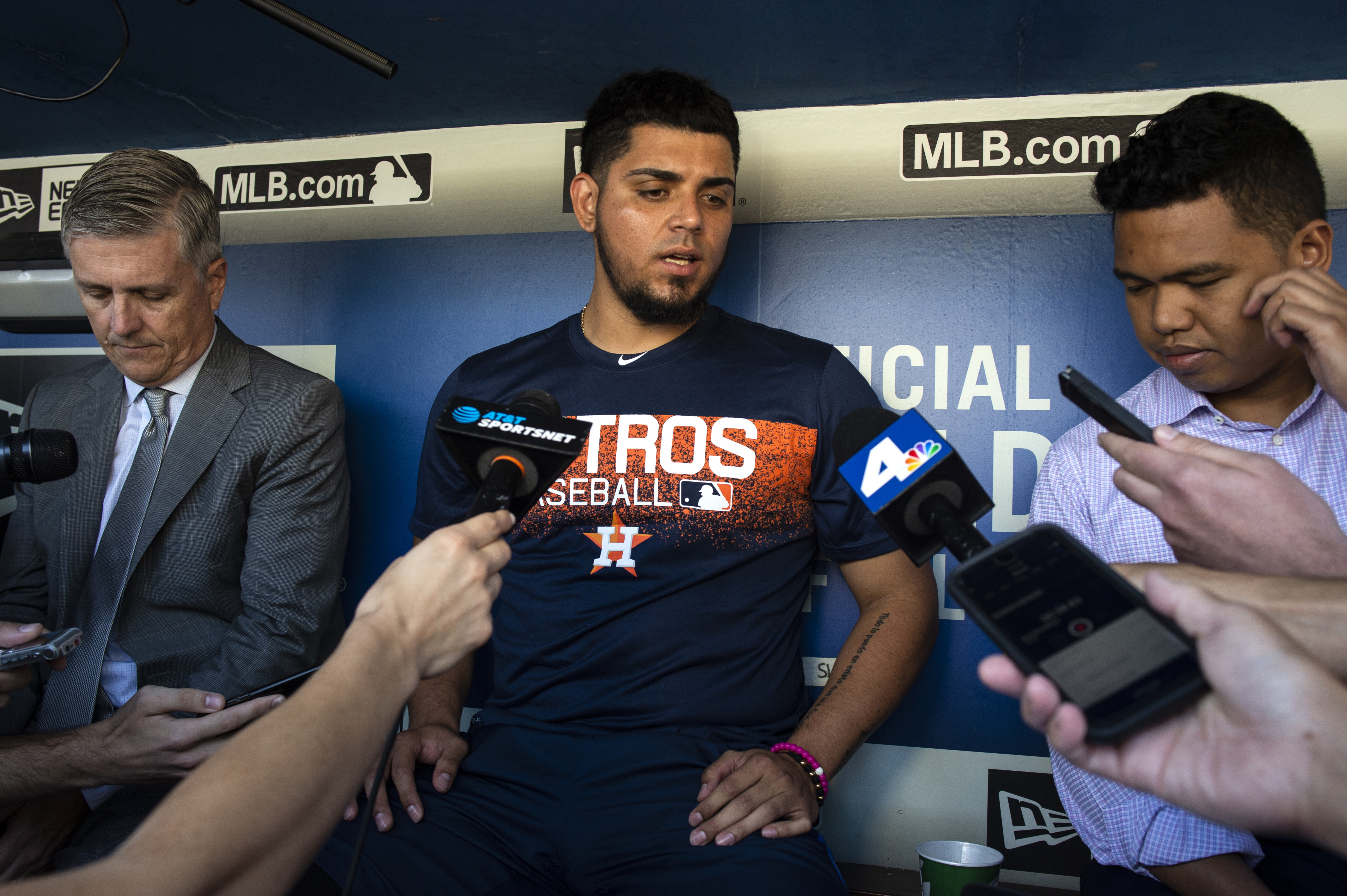 Osuna addresses new Astros teammates in closed-door meeting