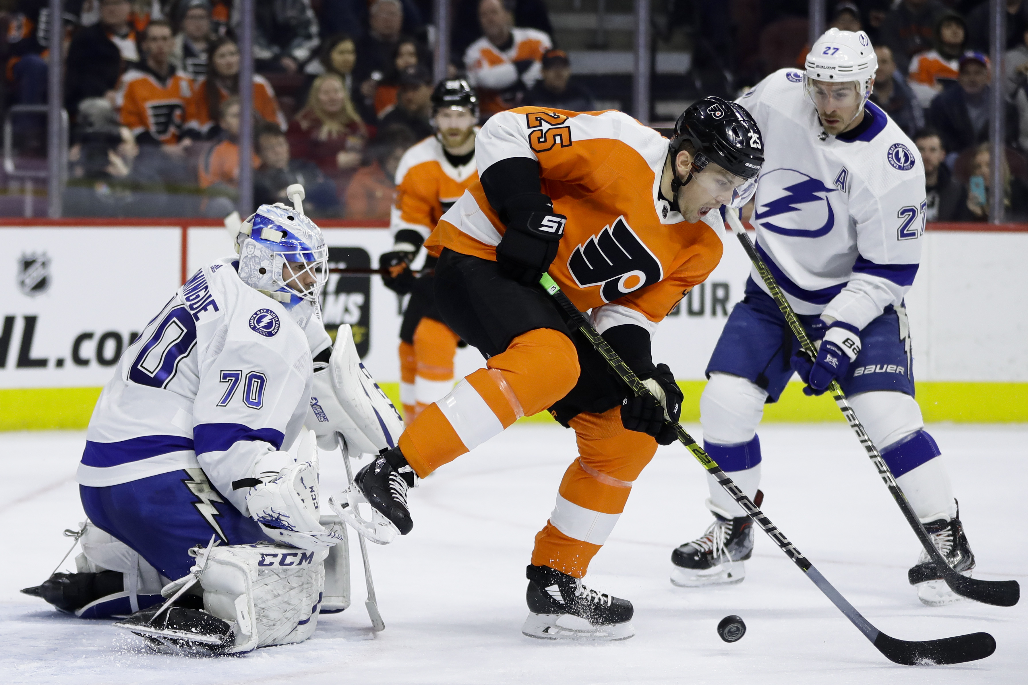 Miller leads Lightning past Flyers for seventh straight win