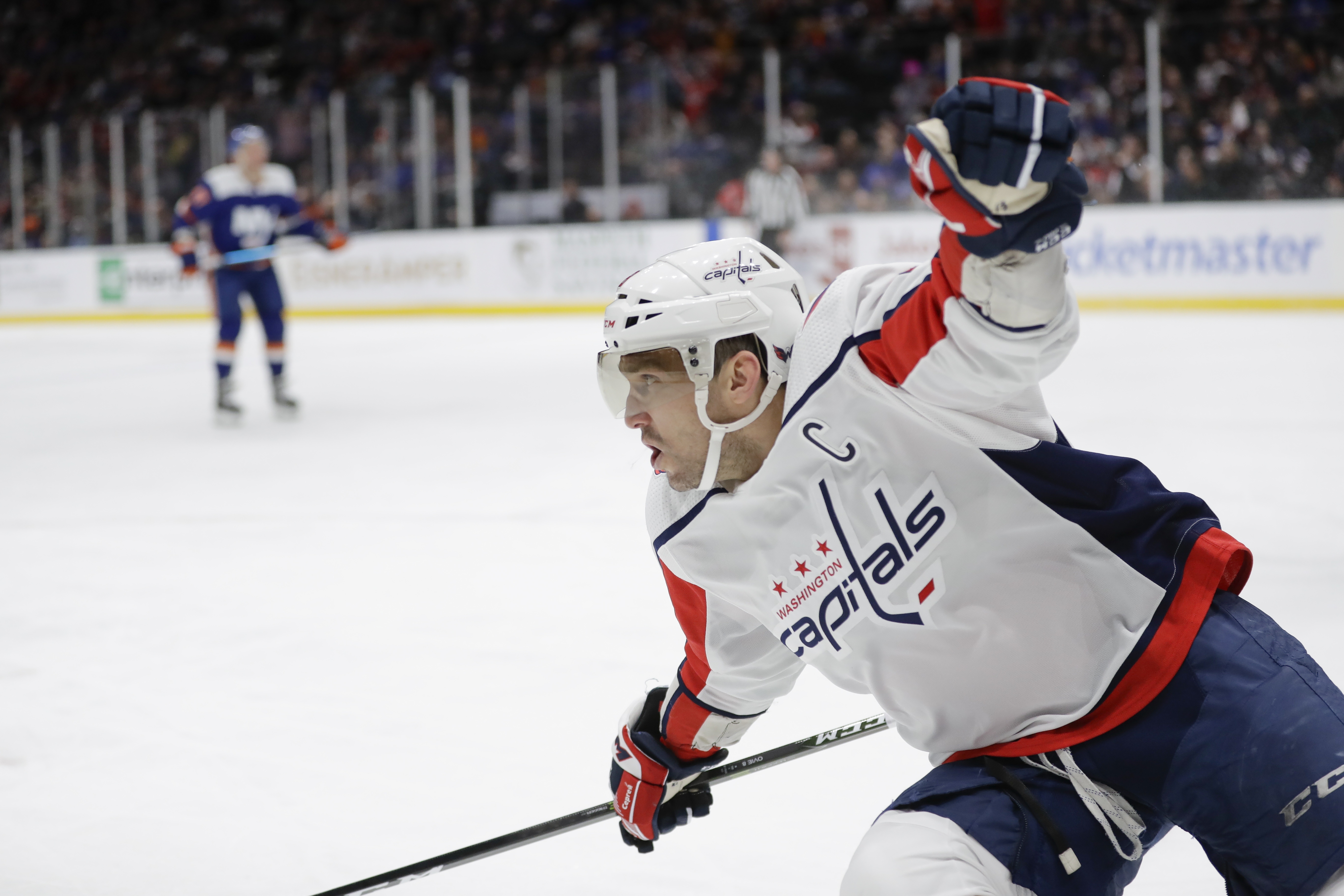 Ovechkin's 2nd straight hat trick lifts Caps past Isles 6-4