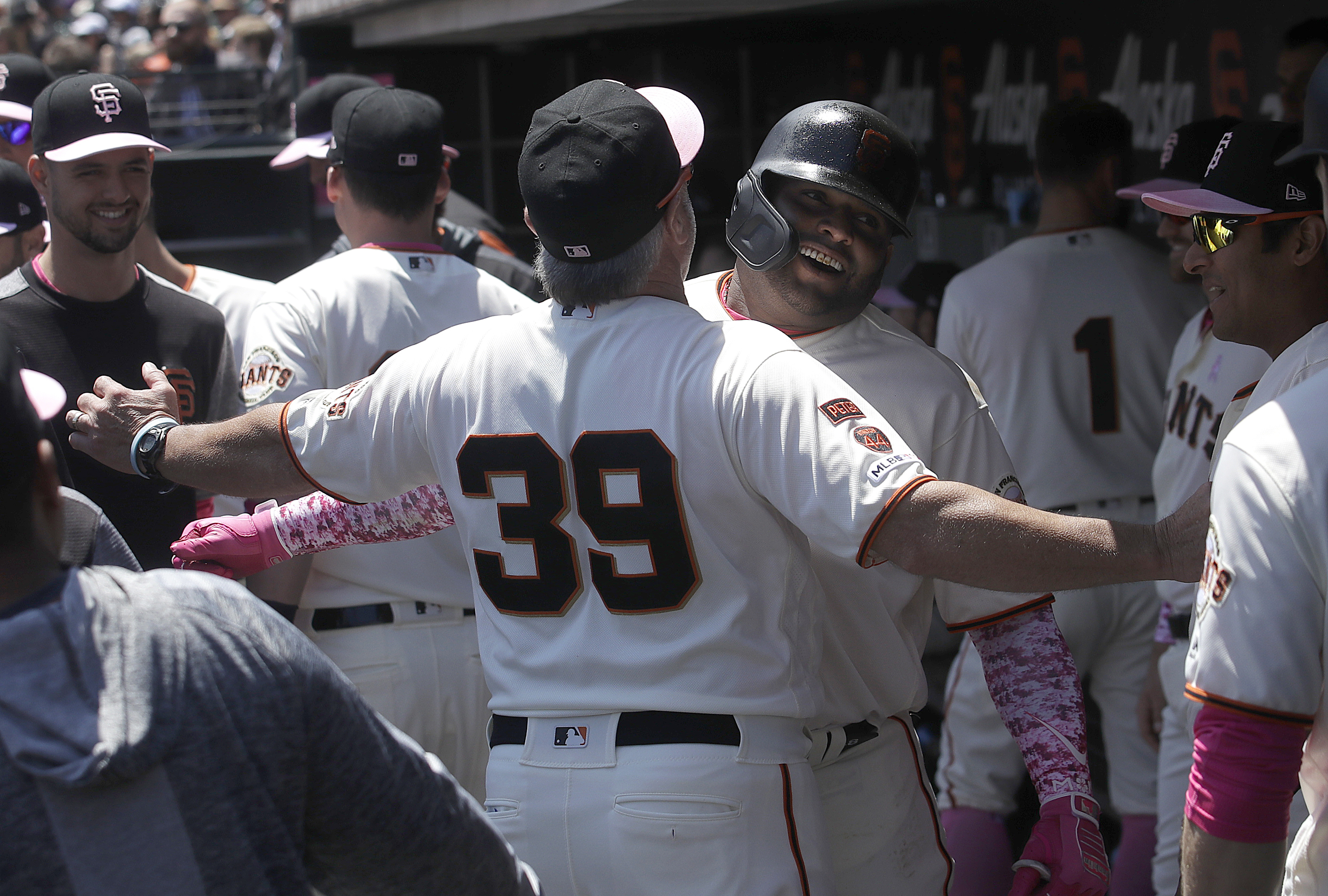 Sandoval’s homer, 3 hits help Giants beat Reds 6-5