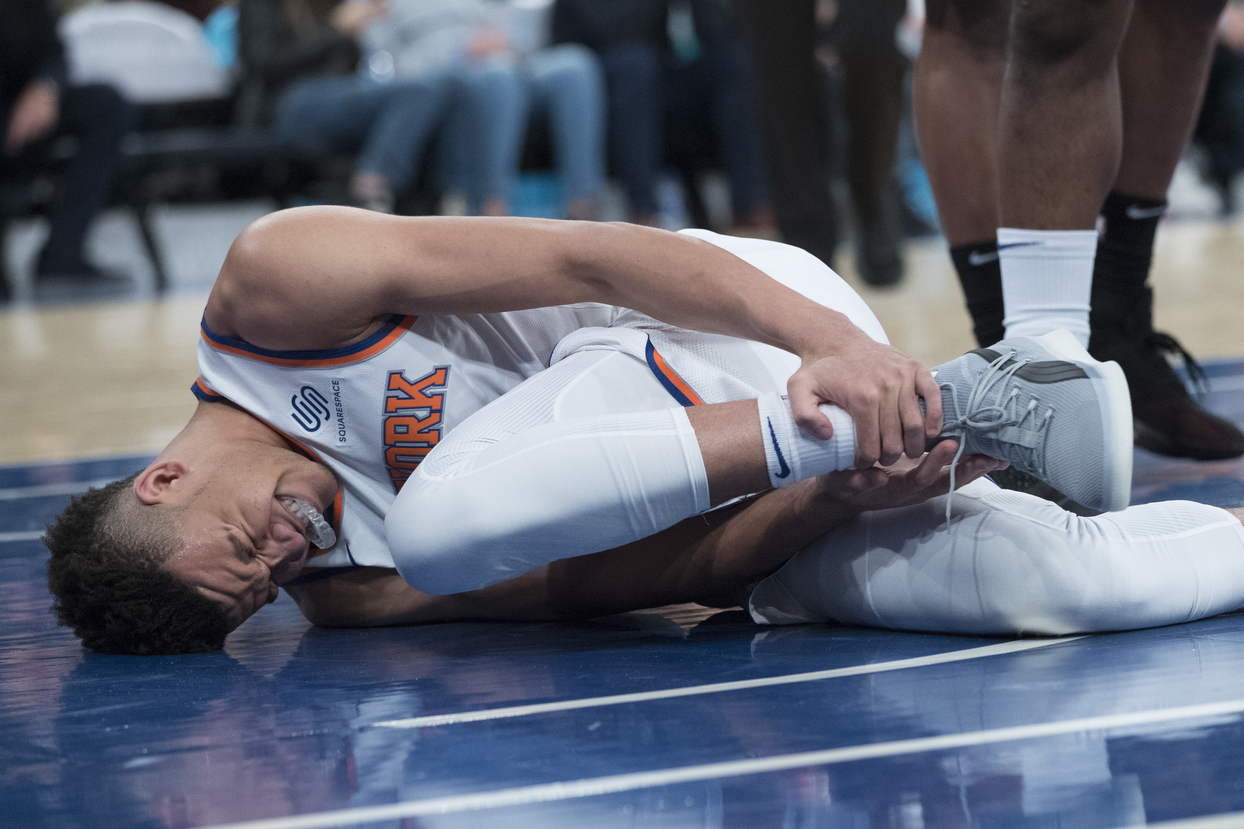 Knicks rookie Knox leaves game with apparent ankle injury