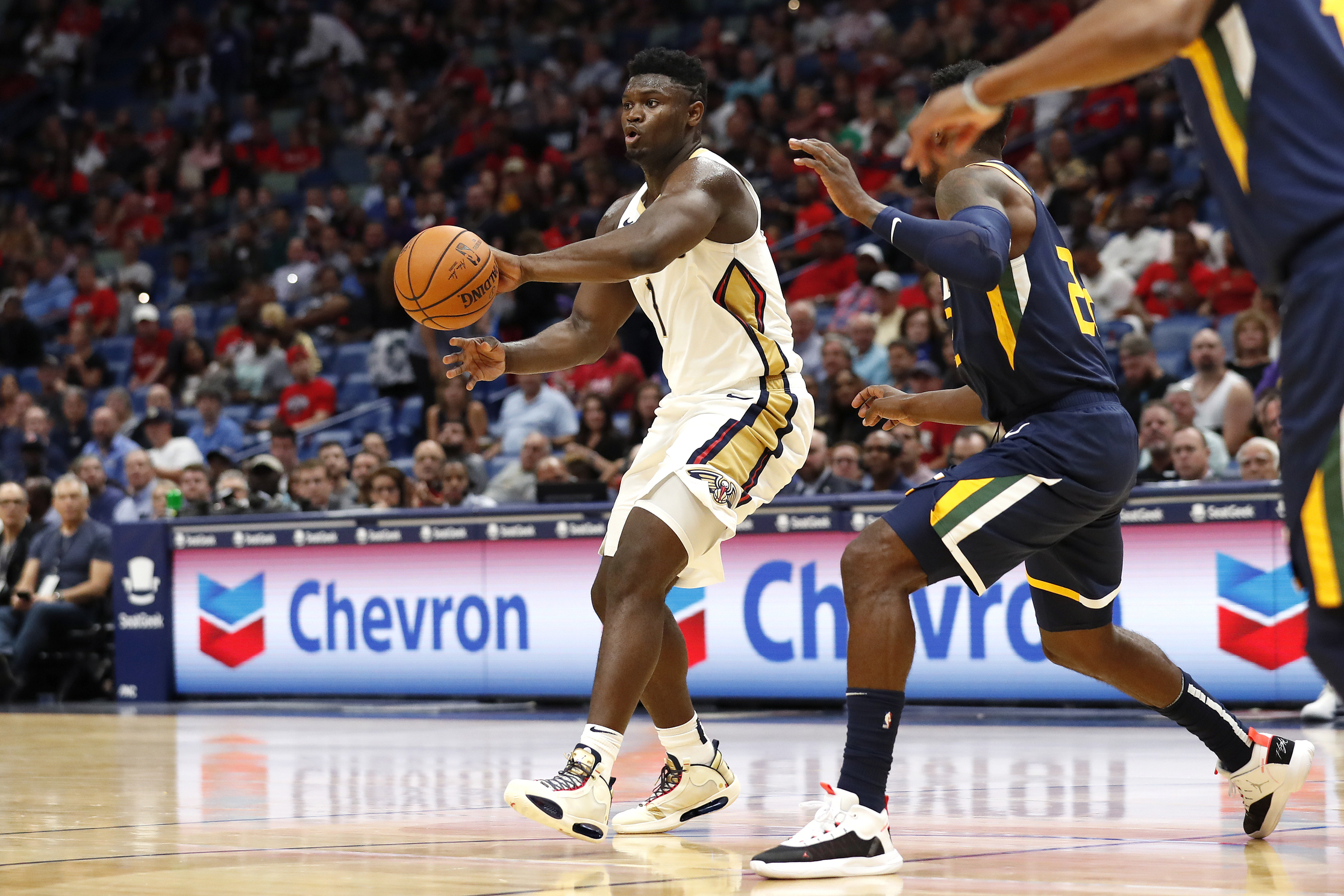Williamson wows home crowd, Pelicans beat Jazz 128-127