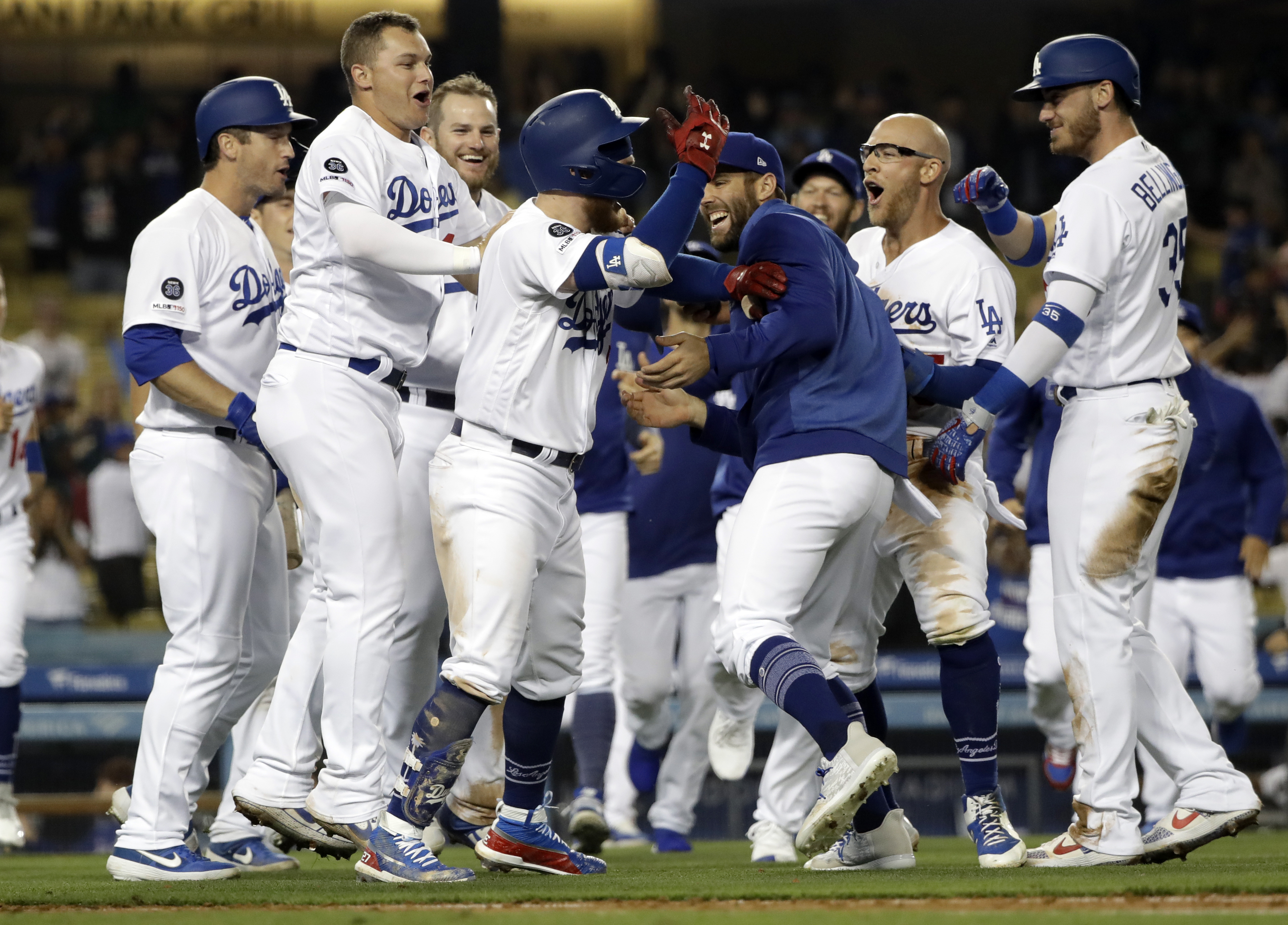 Dodgers rally for 4 in 9th off Díaz to defeat Mets 9-8