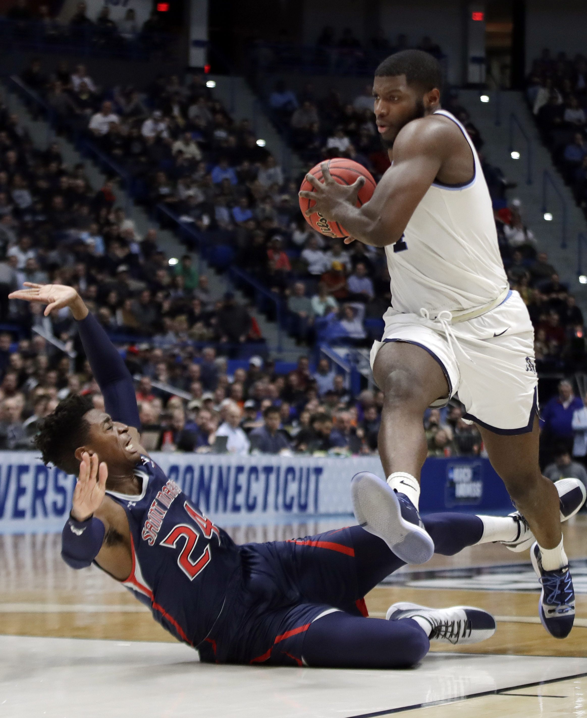 Defending champ Villanova survives 61-57 over Saint Mary’s