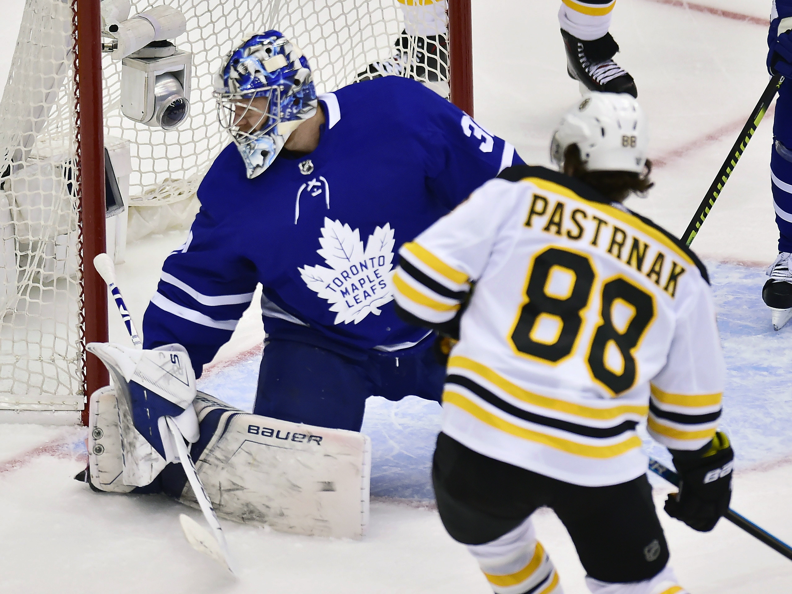 Pastrnak scores twice, Bruins beat Maple Leafs to tie series