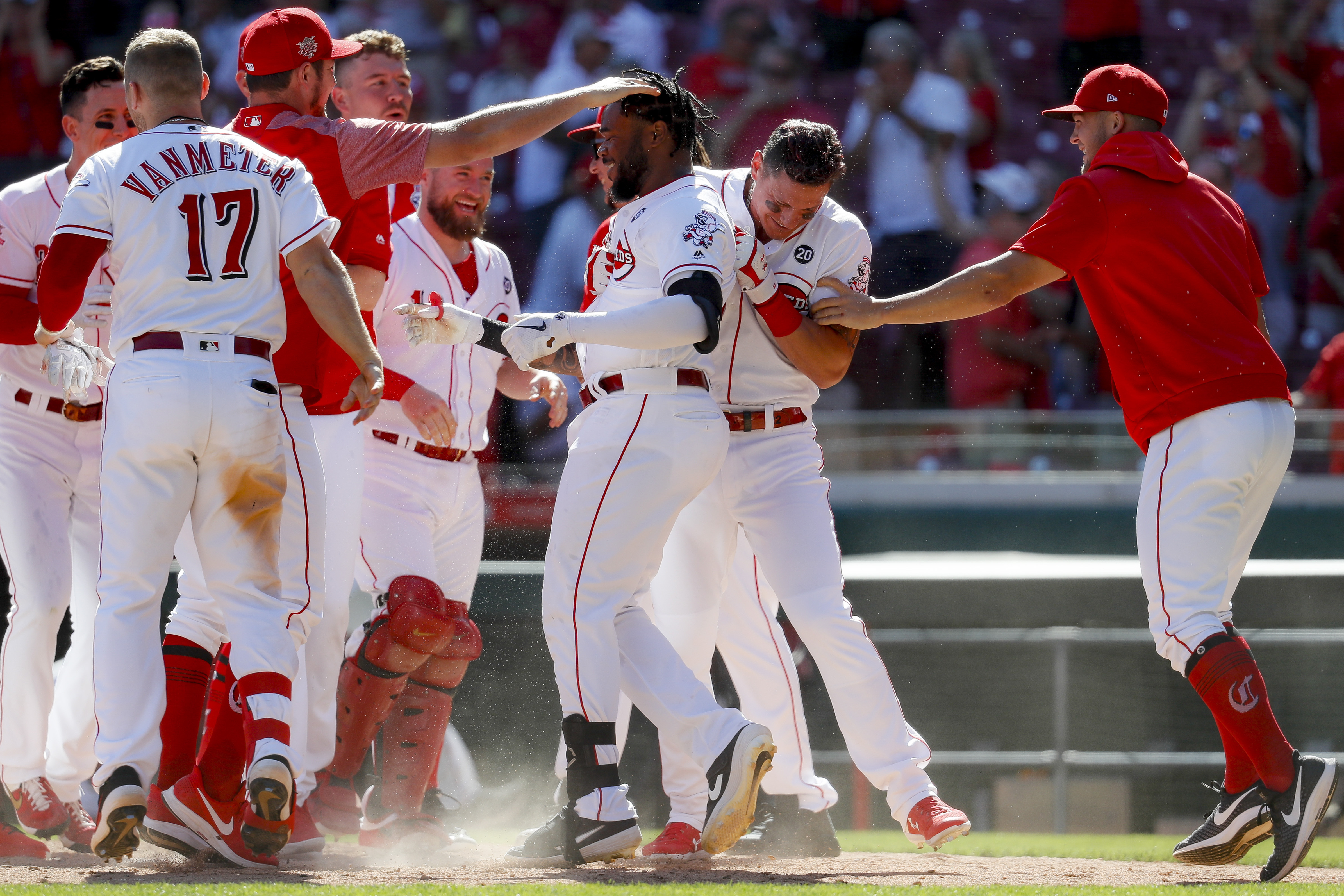 Ervin's 11th-inning homer lifts Reds over Phillies 4-3