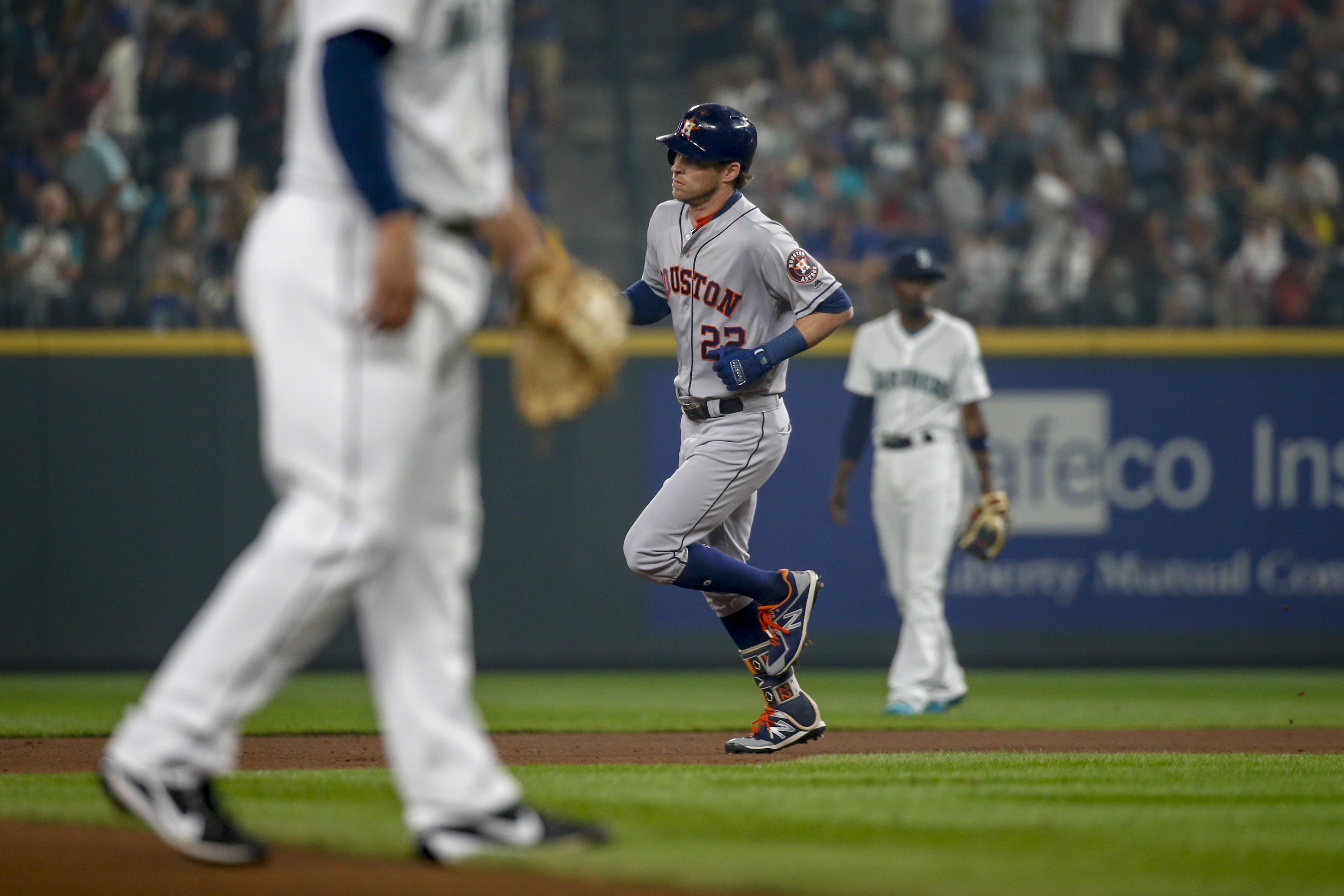 Reddick’s HR helps Astros beat Mariners 3-2